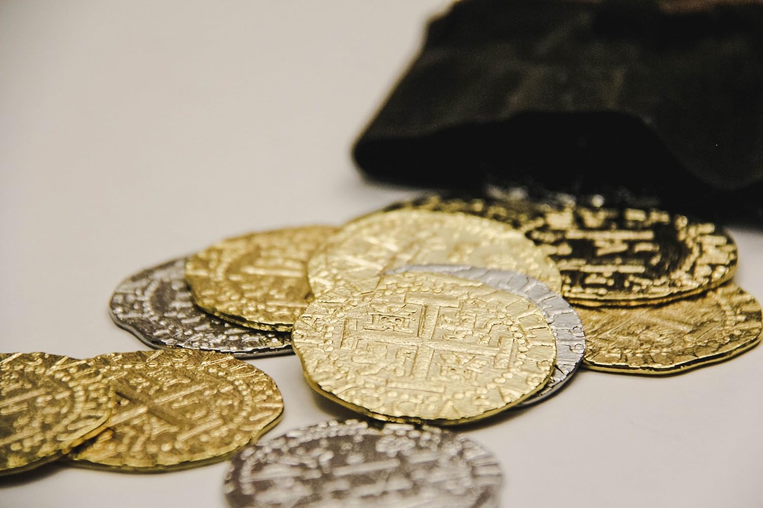 amazon com c o v e pirate treasure coins group of 12 gold and silver doubloon replicas toys games cove pirate treasure coins group of 12 gold and silver doubloon replicas