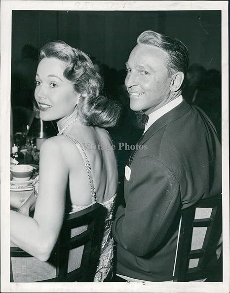 Amazon Co Jp ビンテージ写真 1955年 プレス 写真 女優 サラ シェーン ウィリアム ホリングズワース ラー ハリウッド 7x9 ホーム キッチン