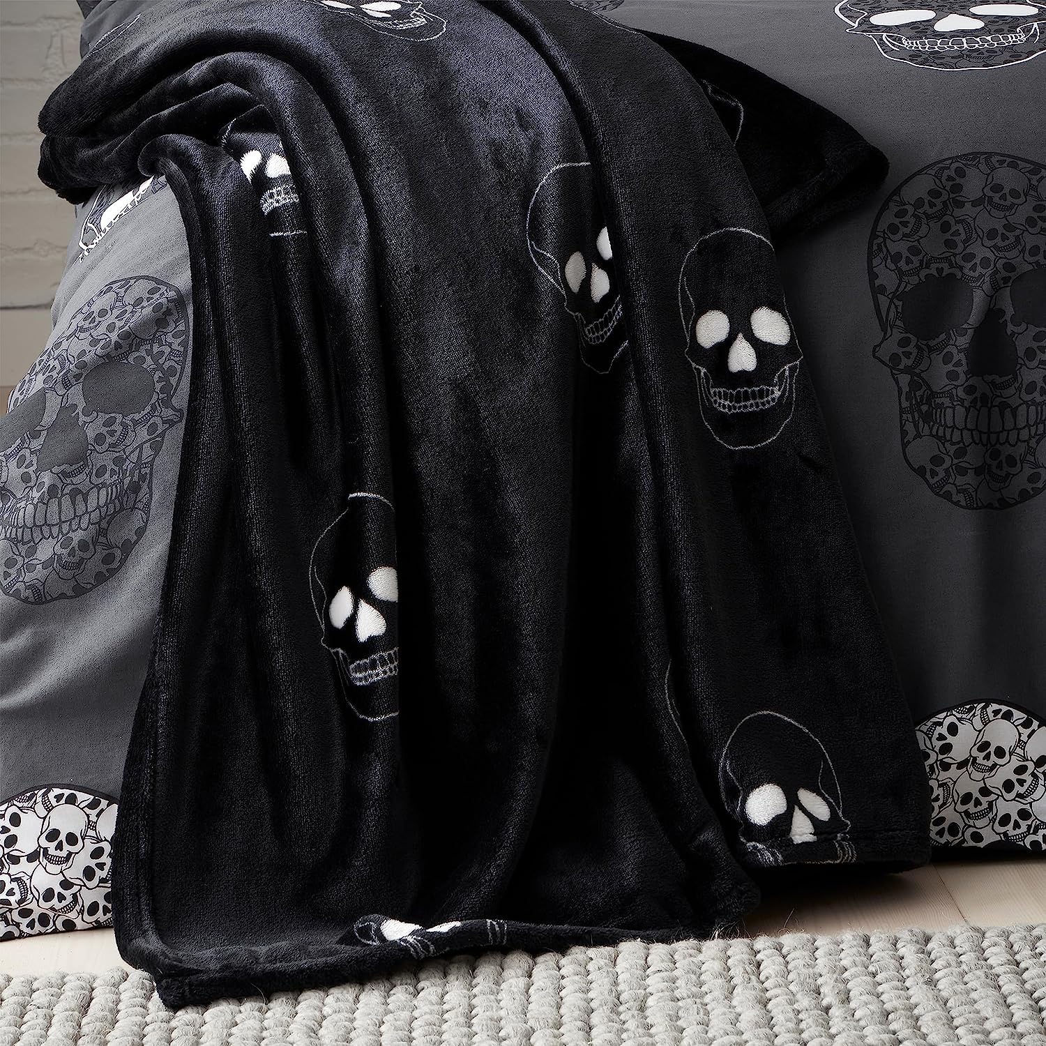 Catherine Lansfield Skulls Fleece Cosy Fleece 130x170cm Blanket Throw Grey