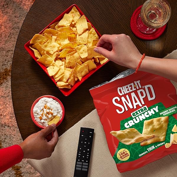 CHEEZ-IT SNAP’D CHEESE CRACKER CHIPS, THIN CRISPS, EXTRA CRUNCHY, SHARP WHITE CHEDDAR, 7.5OZ BAG (1 BAG)