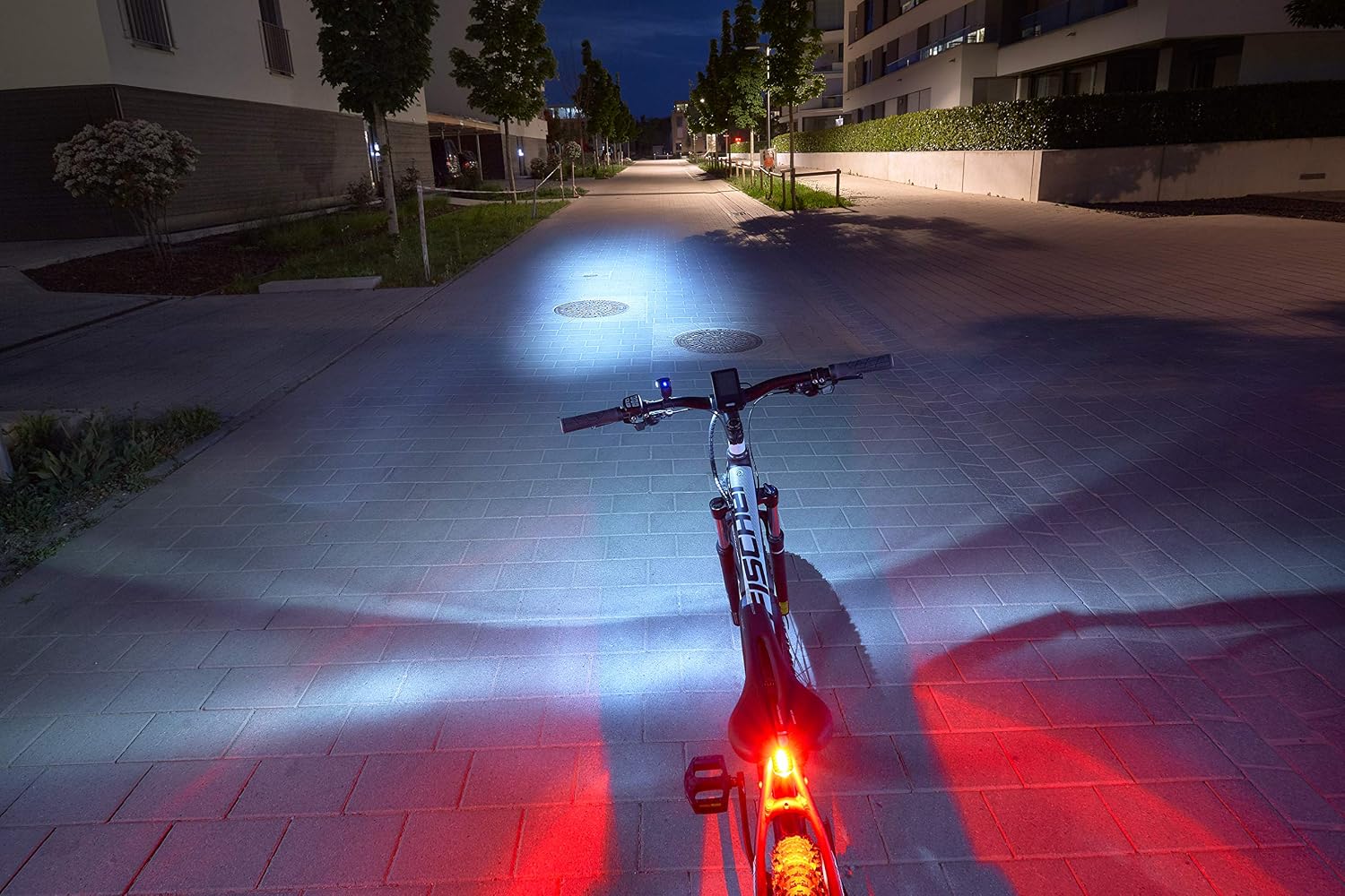 Fischer LED lighting set, with 360° floor light for more visibility and protection rechargeable batteries with USB - Image 4