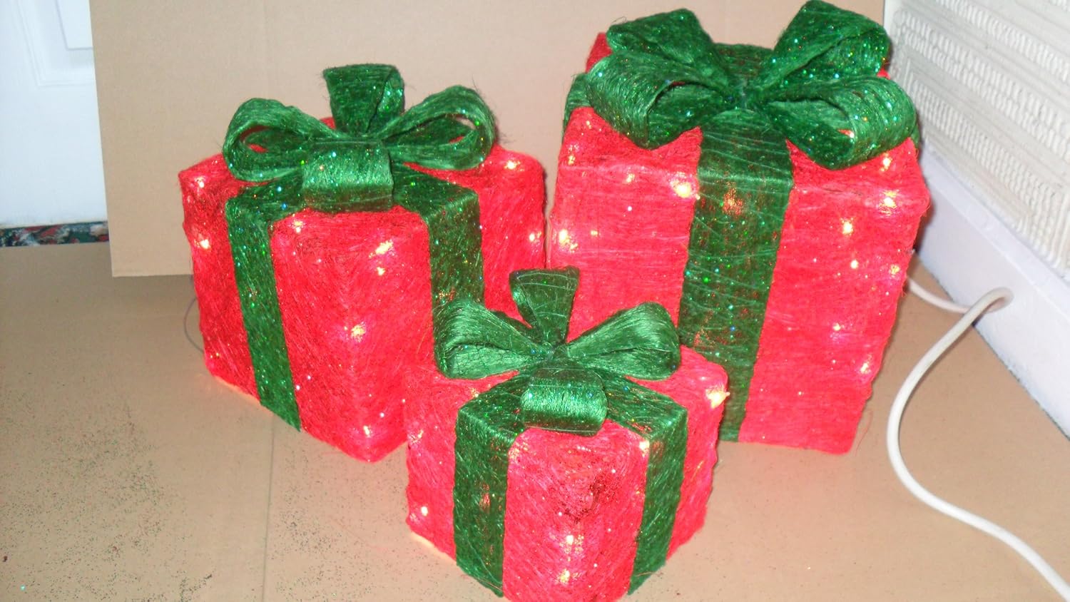 CRISTMAS PARCELS RED AND GREEN LIGHT UP BOXES [LED LIGHTS] Amazon.co