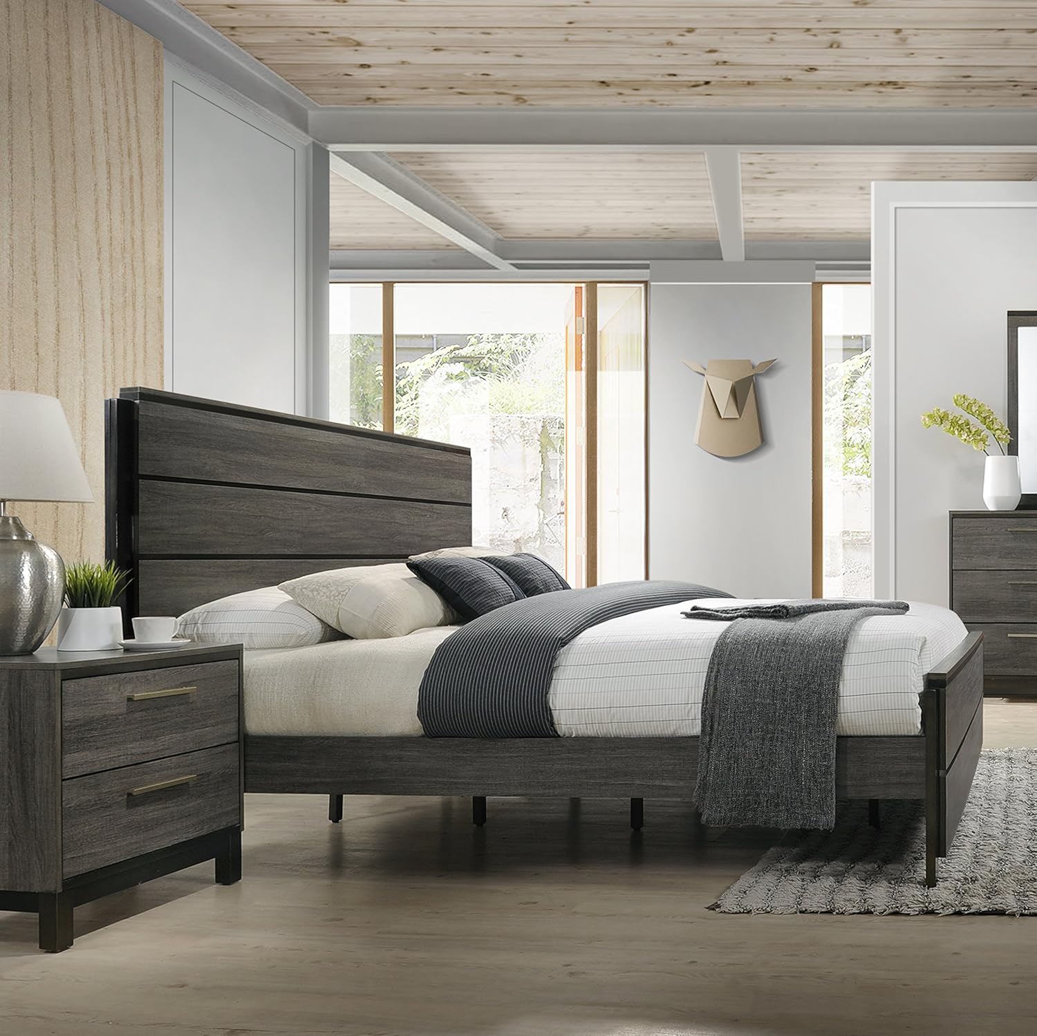 Roundhill Furniture Ioana 187 Antique Grey Finish Wood Queen Size Bed