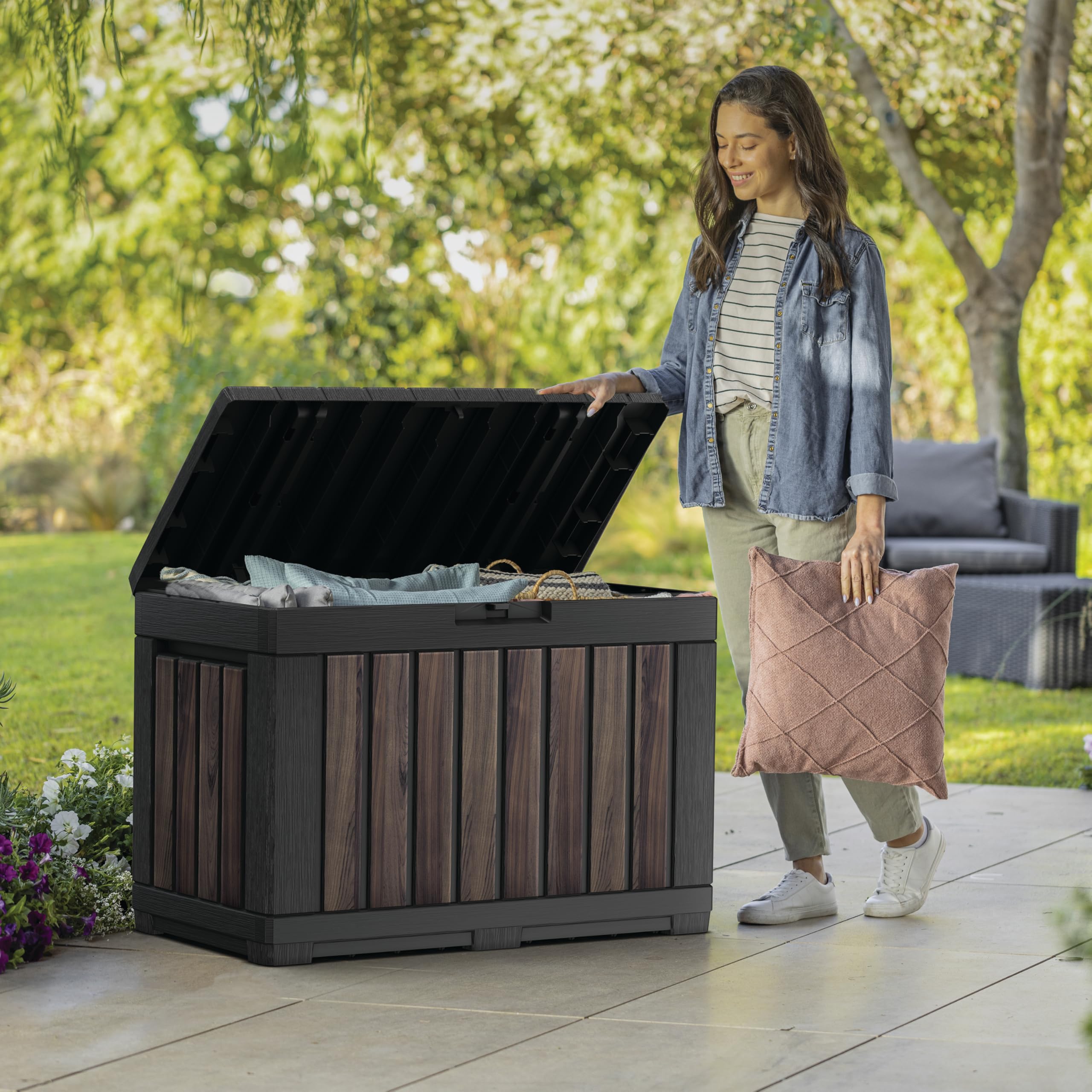Keter Gartentruhe KENTWOOD 190L Decocoat – Wetterfeste Gartenbox in Rosenholzoptik mit Sitzfunktion – UV-beständige Aufbewahrungsbox, abschließbar, für Innen- & Außenbereich 6