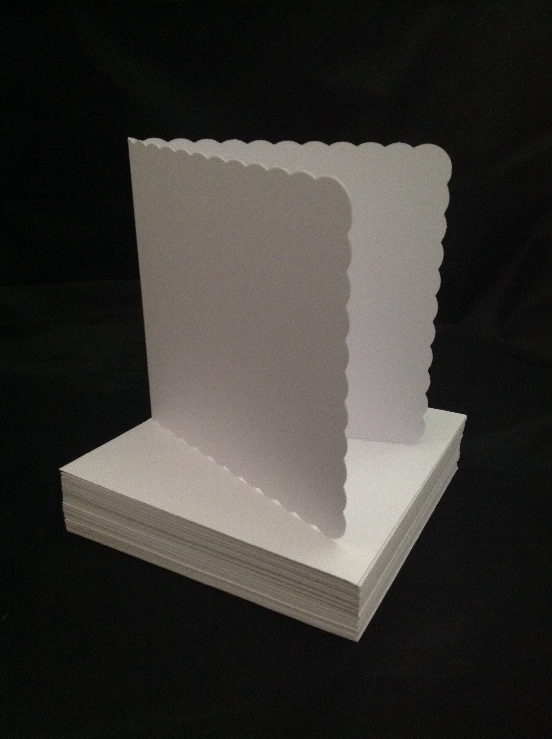 Crafts UK 50 Scalloped Cards and Envelopes, White, 6 x6-Inch, 25 x 55 mm 385 836 — image 1