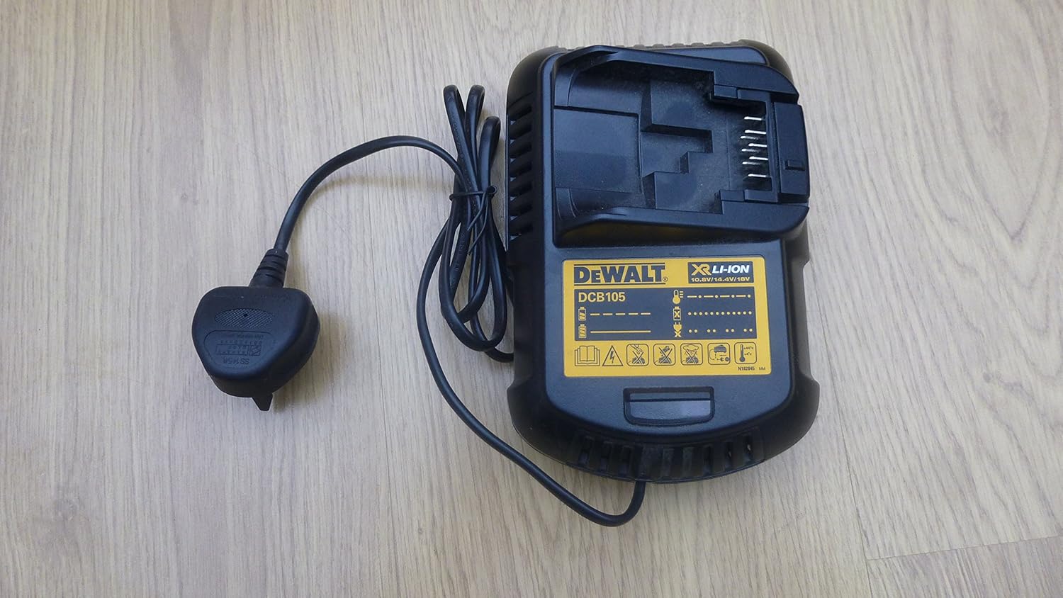 DeWalt DCB105 XR Cordless Liion Universal Battery Charger Amazon.co