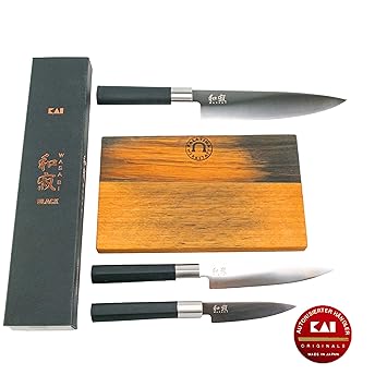 Kai Wasabi Black Messer Geschenk-Set 67-W18, 3 ultrascharfe Allzweckmesser/Kochmesser + von Hand gefertigtes Schneidebrett au
