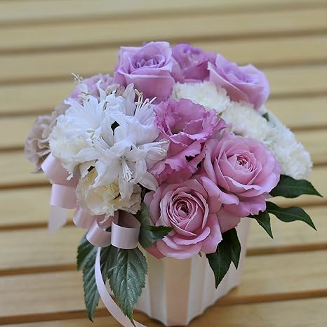 Amazon バラでお祝 可愛いお洒落なアレンジメント シーズンピンク パープル お祝 記念日 お誕生日 結婚記念日 開店記念 フラワーアレンジメント オンライン通販