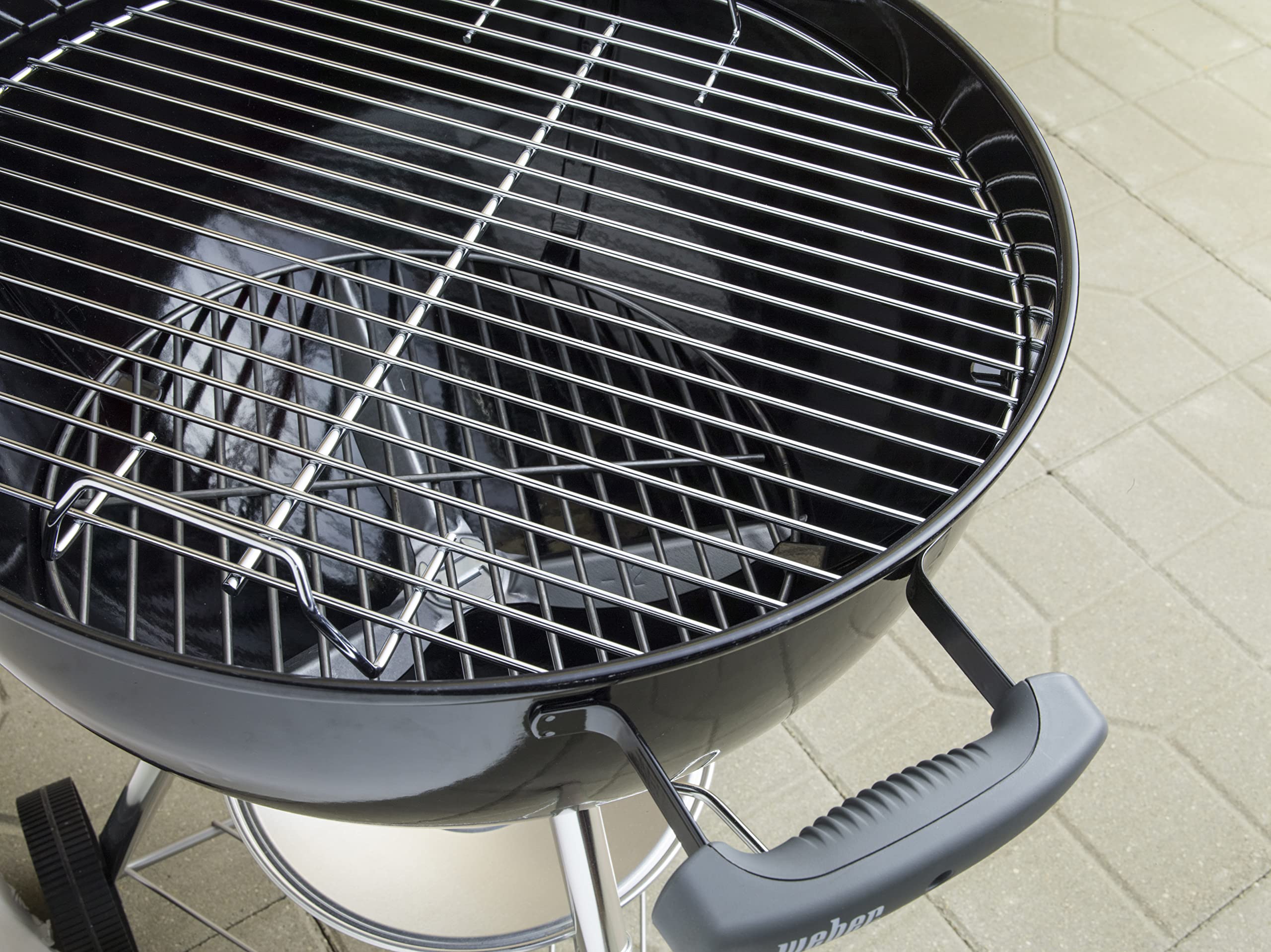 Weber Classic Kettle Holzkohlegrill/Porzellanemaillierter Deckel und Kessel, 47 cm Grillfläche, One-Touch-Reinigungssystem, Deckelthermometer, Dreibein-Ständer und Räder, Schwarz 3