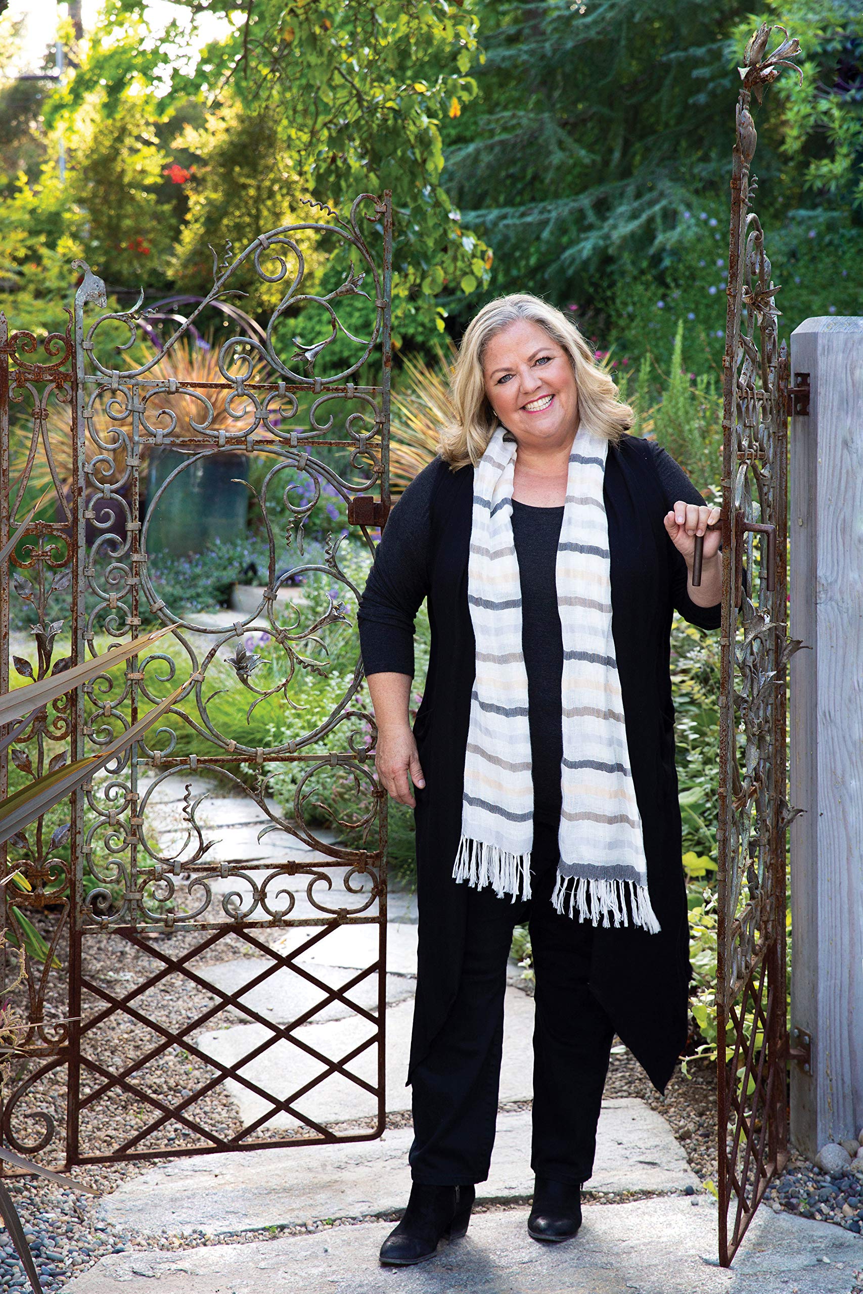 best amazon outdoor living books on Private Gardens Of Santa Barbara The Art Of Outdoor Living Grace Margie Lepere Holly 9781423654148 Amazon Com Books