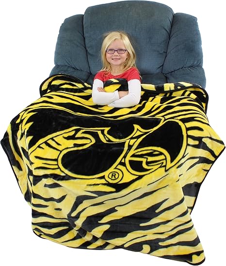 Amazon Com College Covers Iowa Hawkeyes Raschel Throw Blanket 50 X 60 Home Kitchen