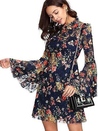 Vestido corto con manga acampanada y estampado de flores.