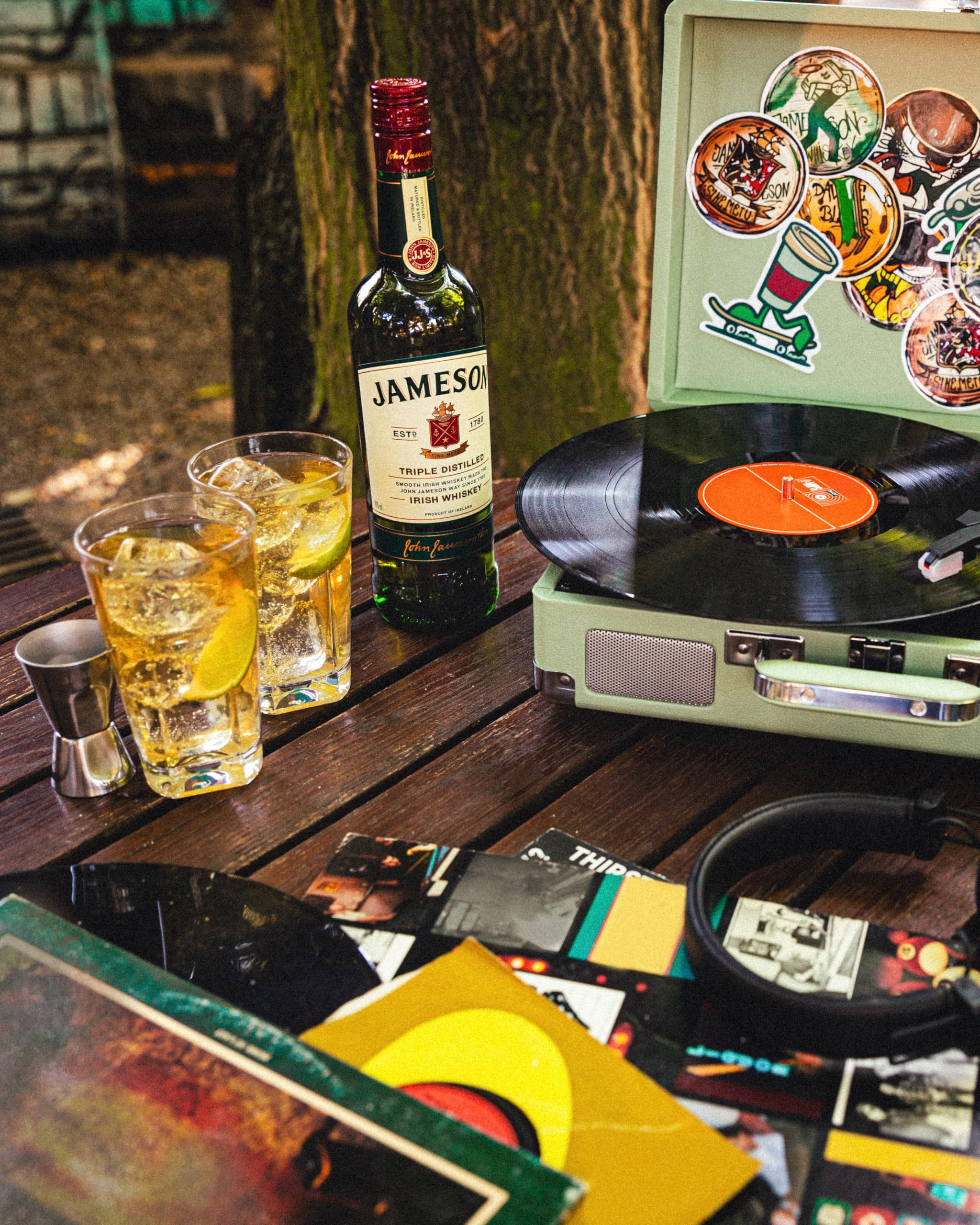 Jameson Irish Whiskey, Blended Irish Spirit aus feinen, dreifach destillierten Pot Still und Grain Whiskeys, Milder und zeitloser Genuss aus Irland, 1 x 1 l 10