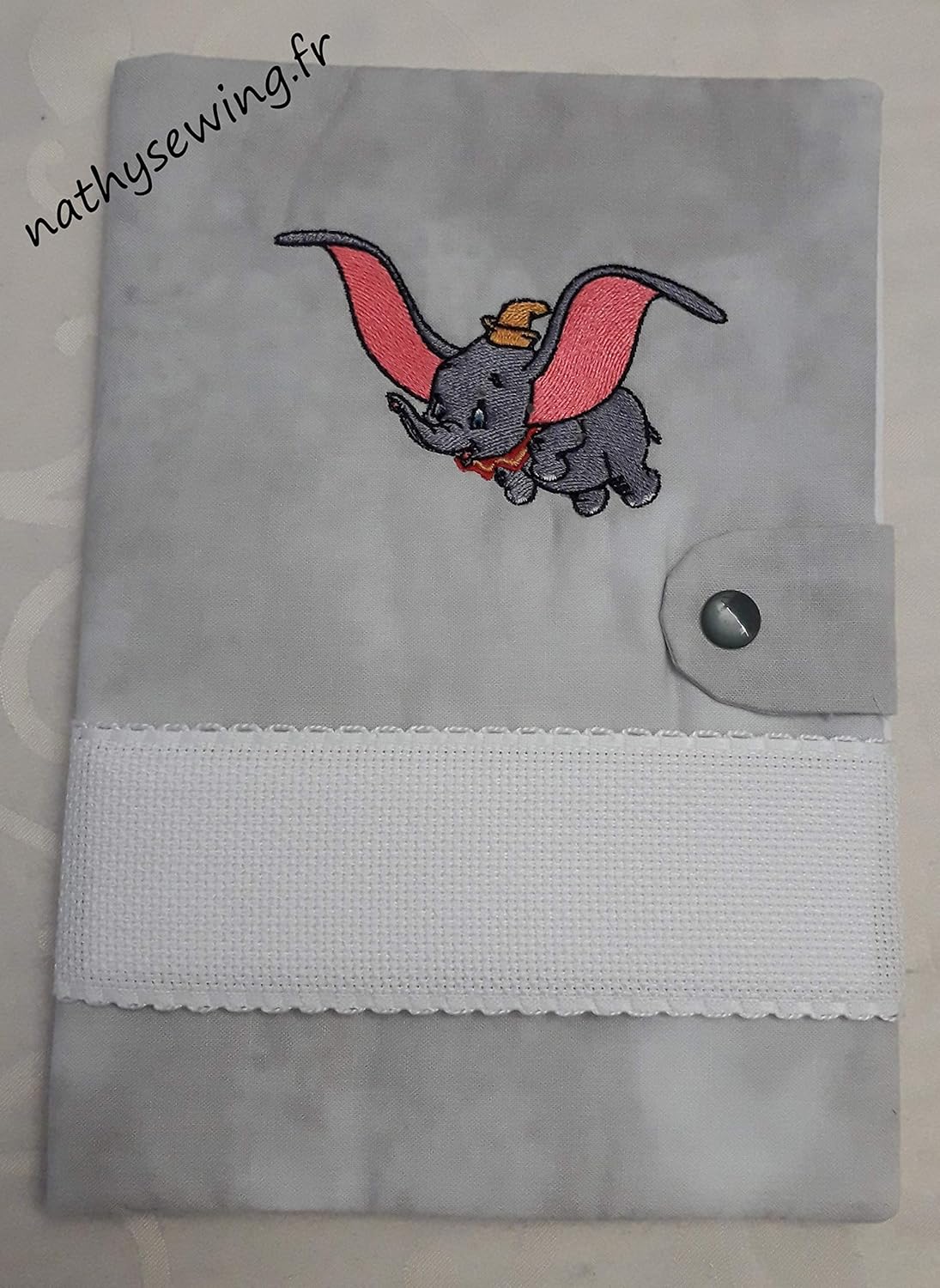 Protege Carnet De Sante Elephant A Broder A Personnaliser Au Prenom De Bebe Bebe Et Puericulture Cadeaux Et Souvenirs Pour Nouveau Ne