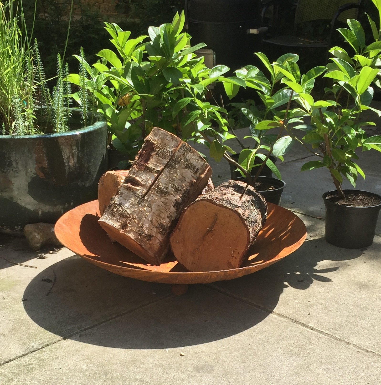 F&G Supplies Large Round 60cm Dia (2ft) Oxidised Steel Garden Fire Pit with Three Round Steel Feet - Ideal for Patios, Gardens & Beach etc