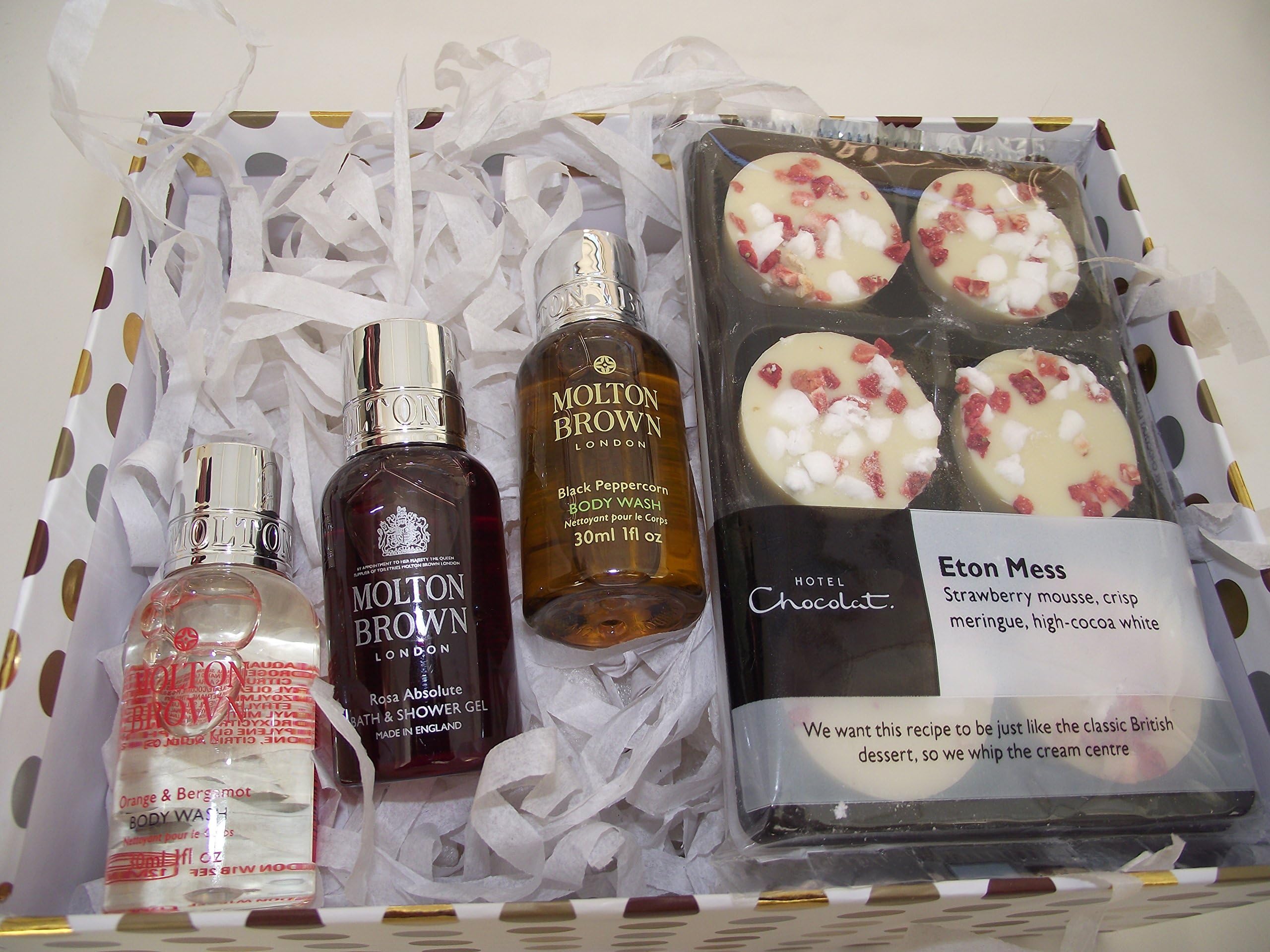 MOLTON BROWN/HOTEL CHOCOLAT LUXURY GIFT SET - 30ML ROSA ABSOLUTE, 30ML BLACK PEPPERCORN AND 30ML ORANGE AND BERGAMONT BODY WASH PLUS 6 ETON MESS CHOCOLATES ALL IN A BEAUTIFUL GIFT BOX