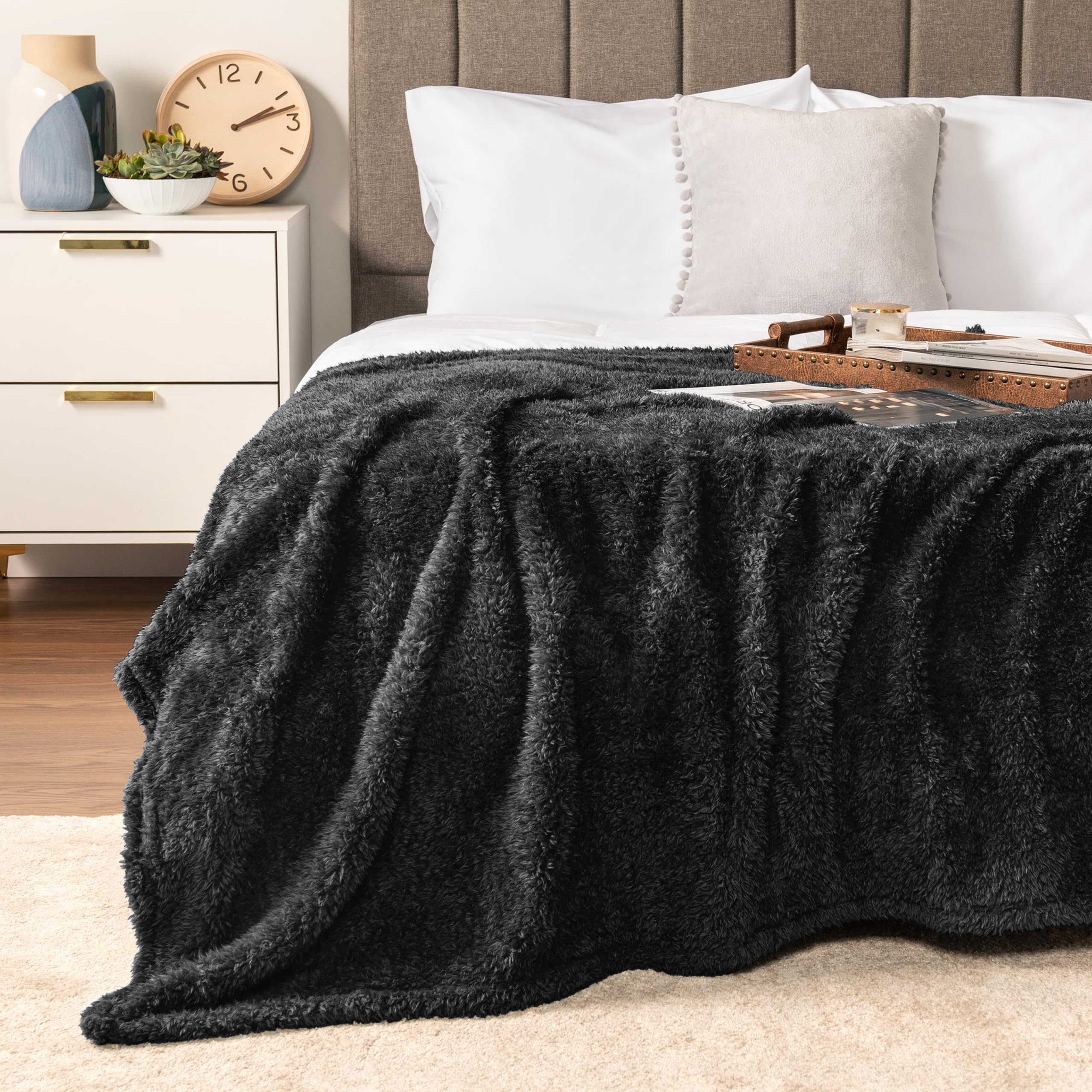 Photo 1 of Pavilia Sherpa Bed Blanket King Size, Black Plush Soft Cozy Fluffy Lightweight Microfiber Fuzzy All Season Blanket, 90x108 King