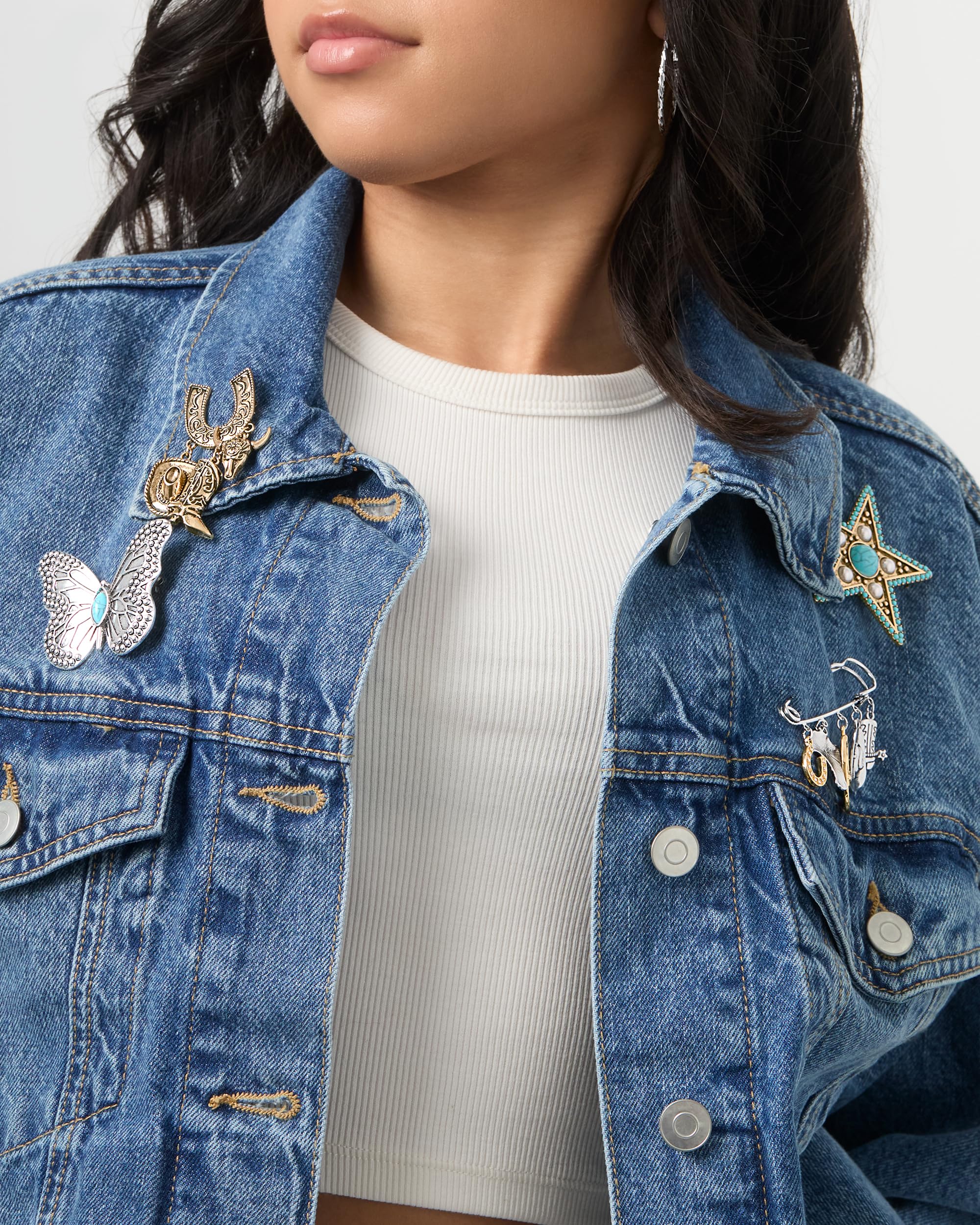 Jessica Simpson Dangle Charms Western Brooch for Women, Gold Tone-Plated Horseshoe Brooch Pin with 3 Cowgirl Charms