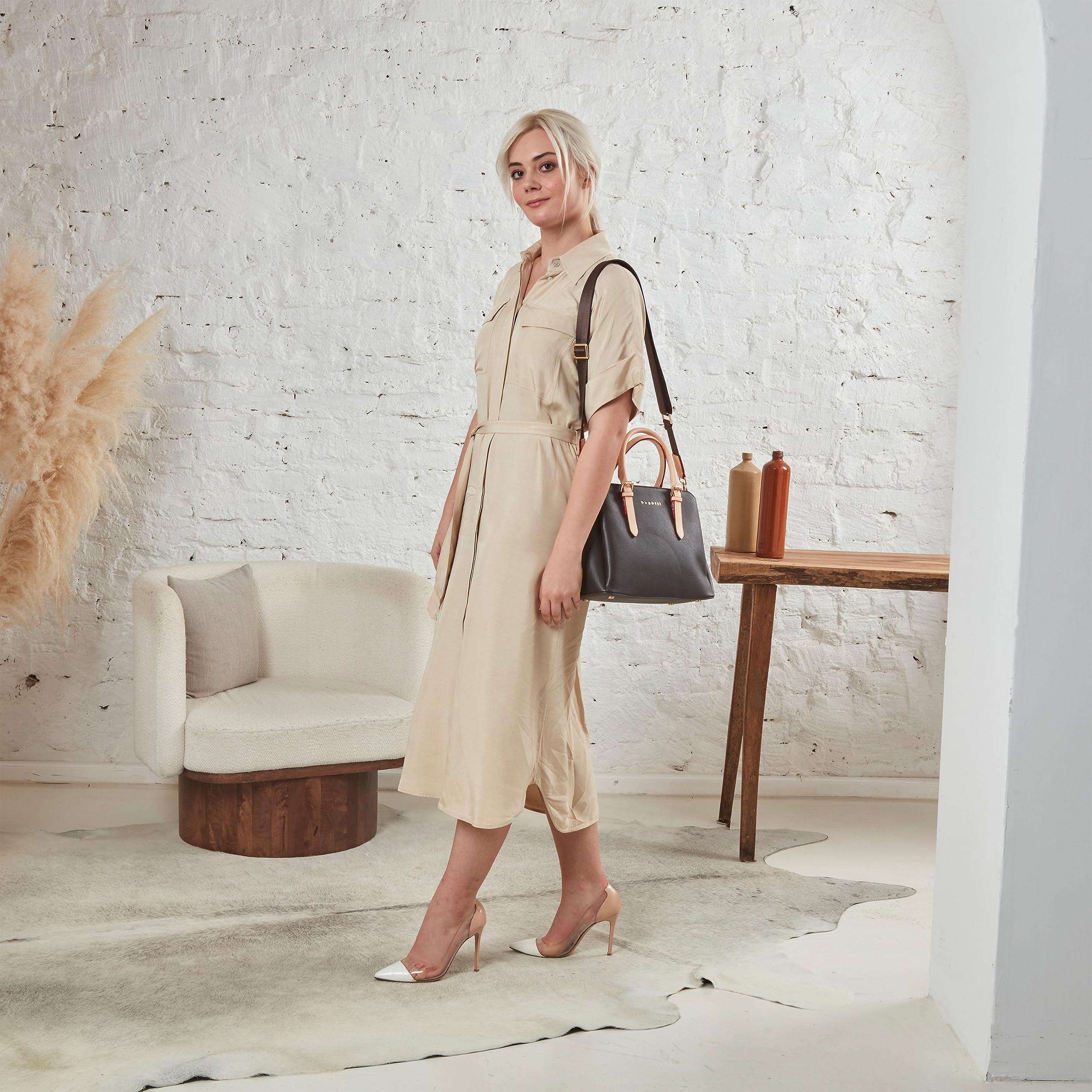 bugatti Ella Handtasche für Damen, Bowling Bag mittelgroß aus Kunstleder, braun