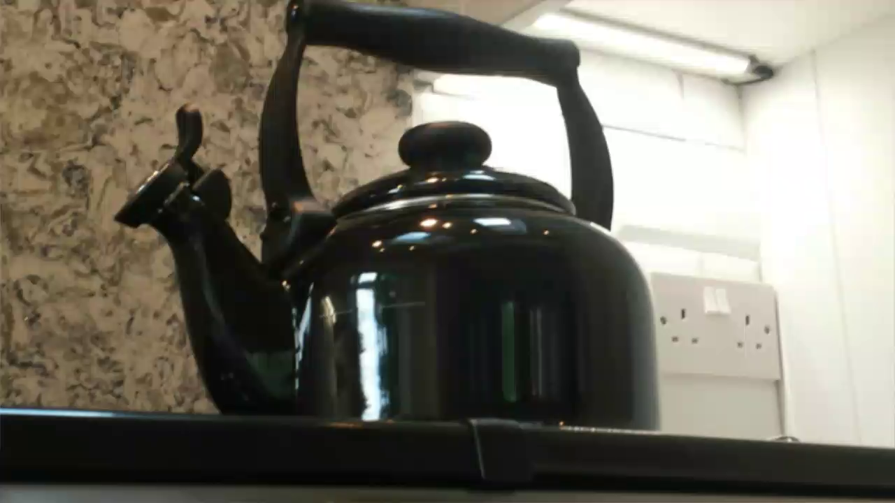 Le Creuset Zen Kettle with Whistle, 1.5 L Cerise Amazon.co.uk