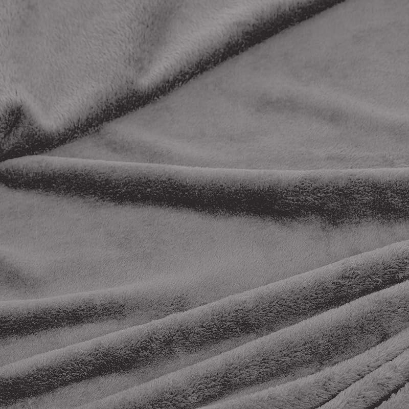 Copriletto in pile con motivo a rilievo, grigio, 150 x 200 cm — foto 4 di 5