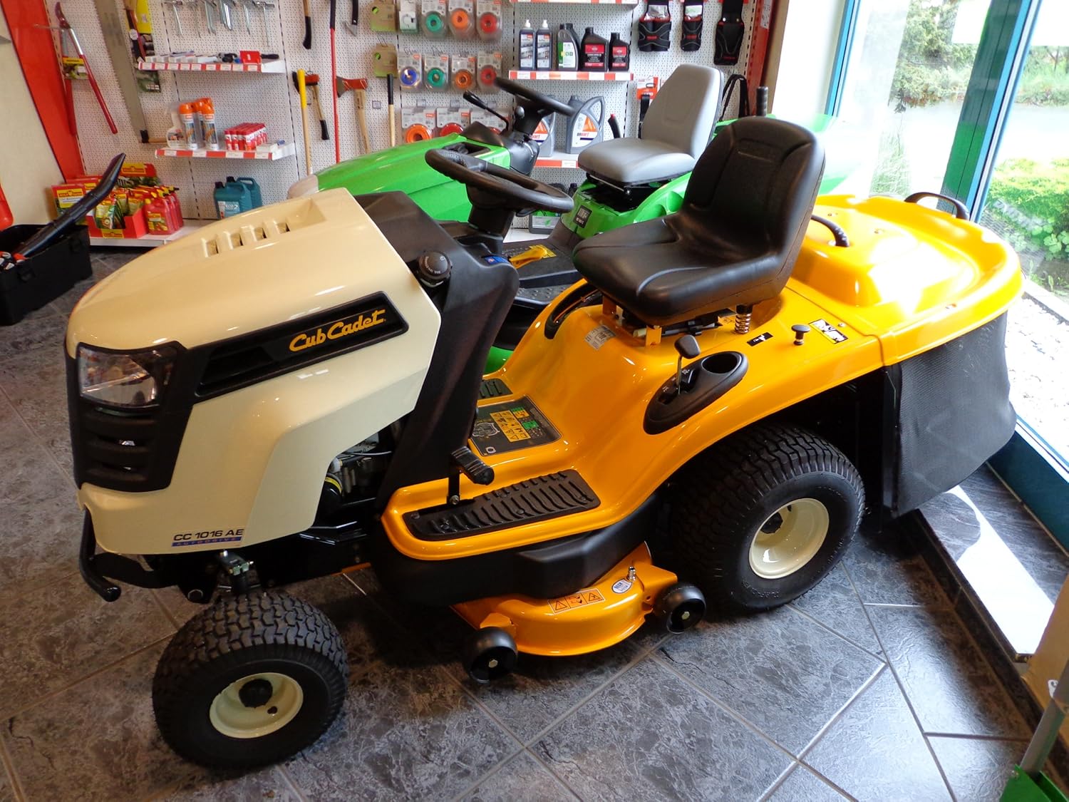 Cub Cadet Lawn Tractors Cc 1016 Ae Rear Discharge With Grass Box Amazon De Garten