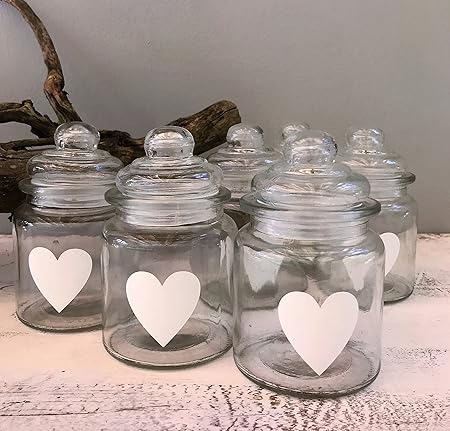 A Travers La Porte En Bois Bocaux En Verre Avec Cœur Peints