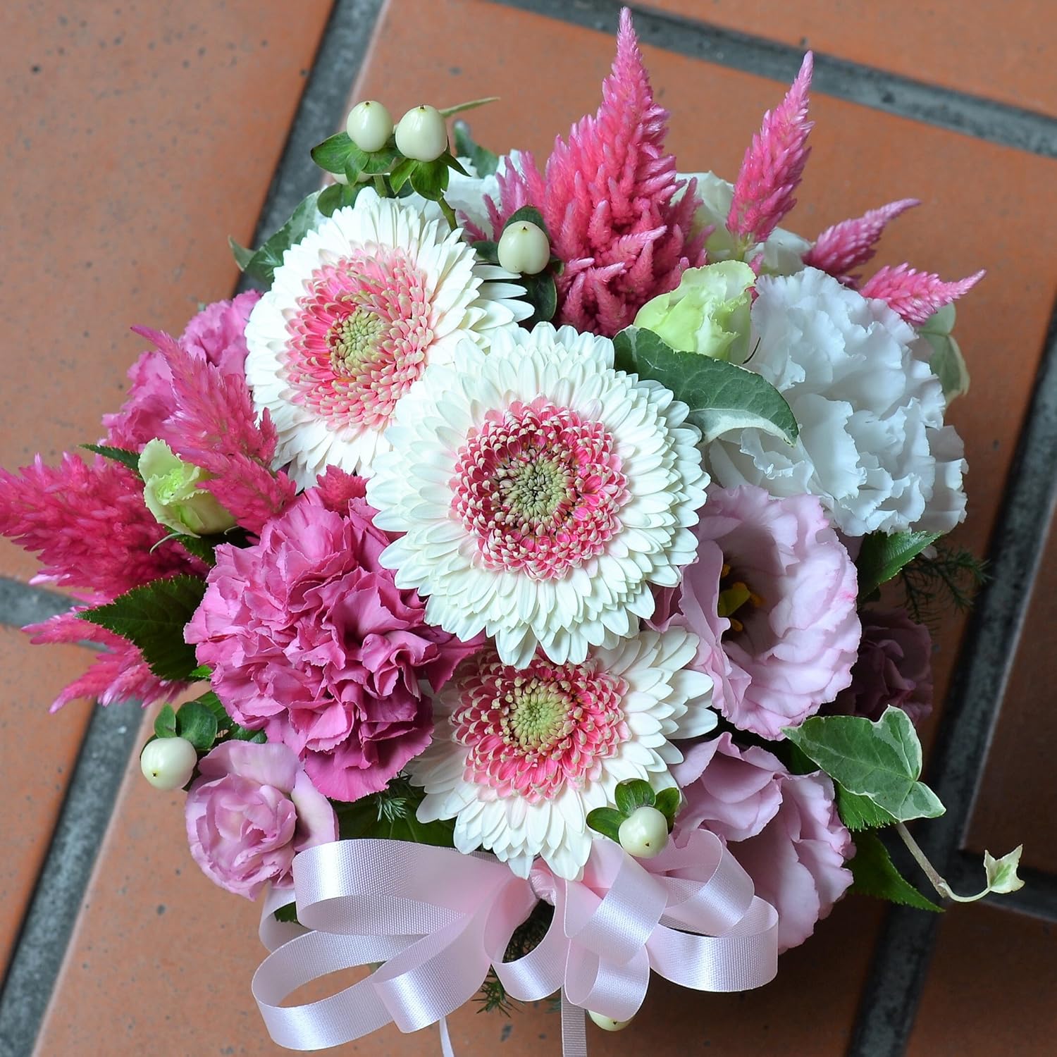 Amazon お洒落な八重咲きピンク系ガーベラ 贈り物で幸せの笑顔が咲きます フラワー ピンク系 ガーベラ プレゼント お祝 記念日 お誕生日 結婚記念日 開店祝 発表会 フラワーアレンジメント オンライン通販