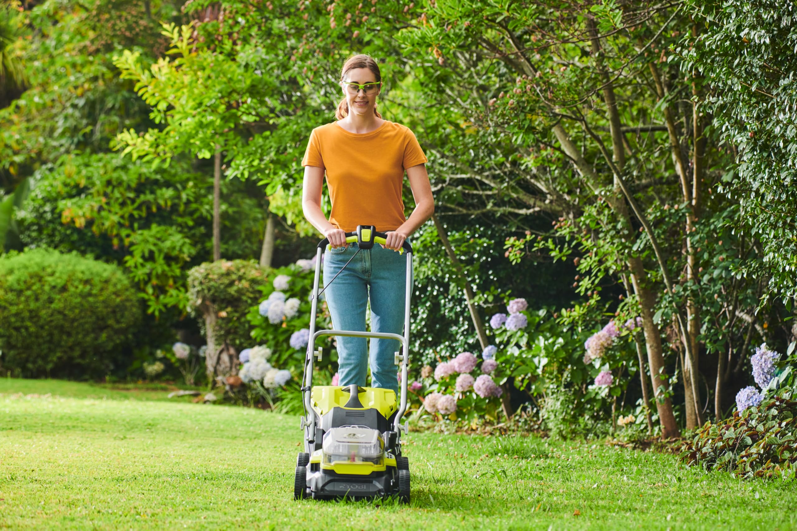 RYOBI 18 V ONE+ Akku-Rasenmäher RY18LM37A-240 – 37 cm Schnittbreite, inkl. 2 x 4.0Ah Akku & Ladegerät, für mittlere Rasenflächen bis 249 m² 4