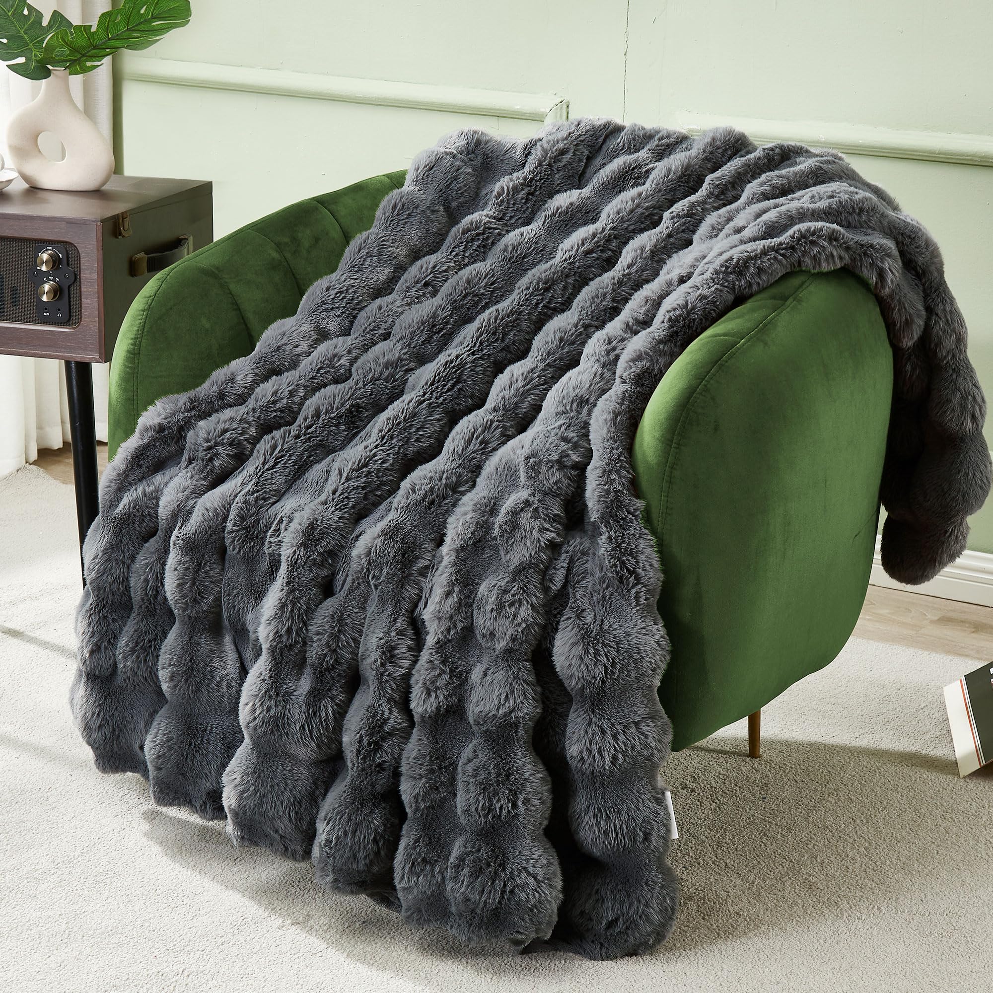 DREAMNINE Extra Soft Fuzzy Faux Rabbit Fur Throw