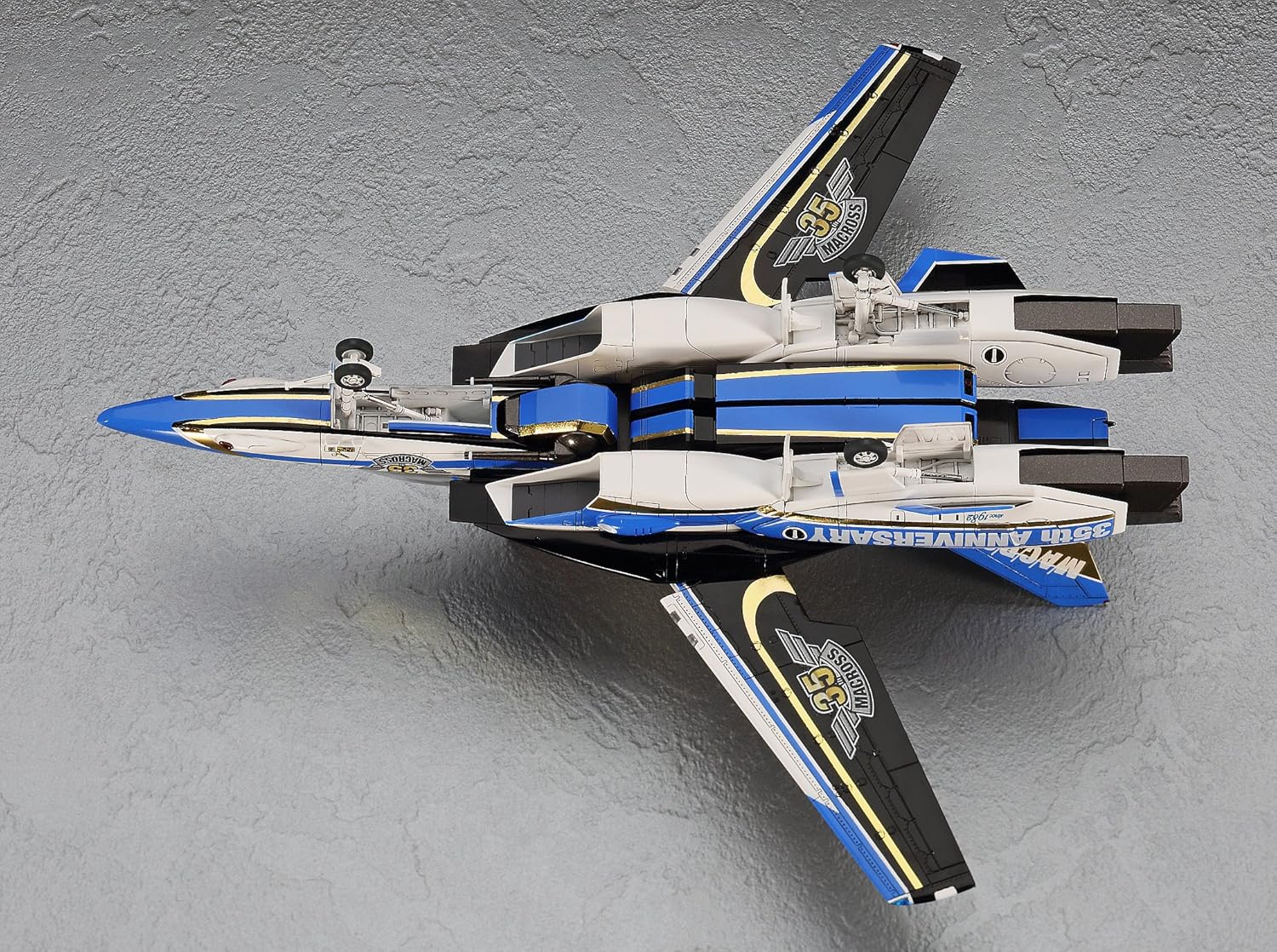 Amazon Com Hasegawa Macross 65839 Vf 1j Valkyrie Macross 35th Anniversary Paint 1 72 Scale Kit Toys Games