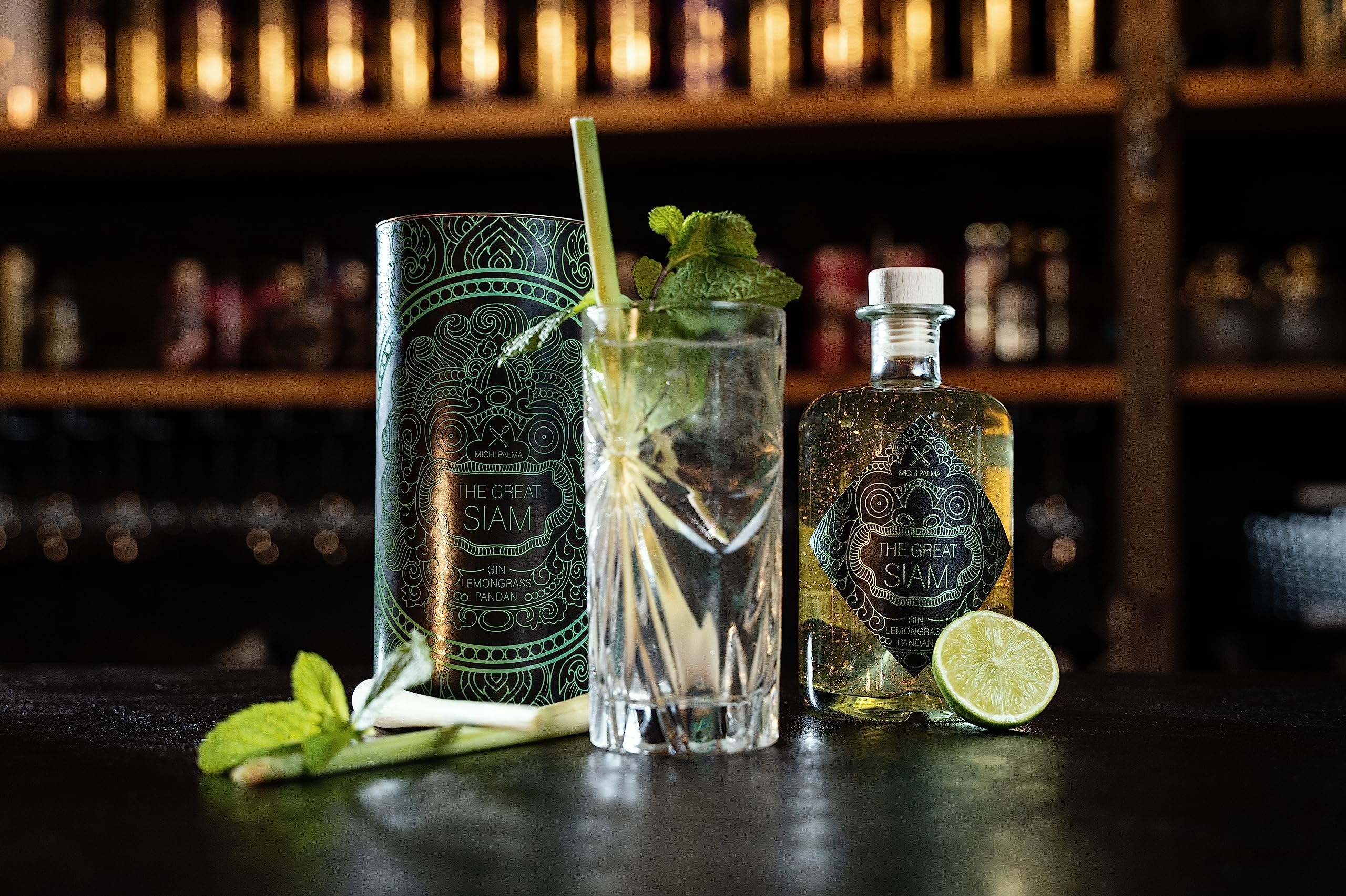 Michi Palma | The Great Siam Lemongrass-Pandan (1 x 0.5 l) | Premium Spirituose auf Gin-Basis | Mit 23 Karat reinem Blattgold und edler Geschenkverpackung | Goldene Gin-Geschenkidee 2