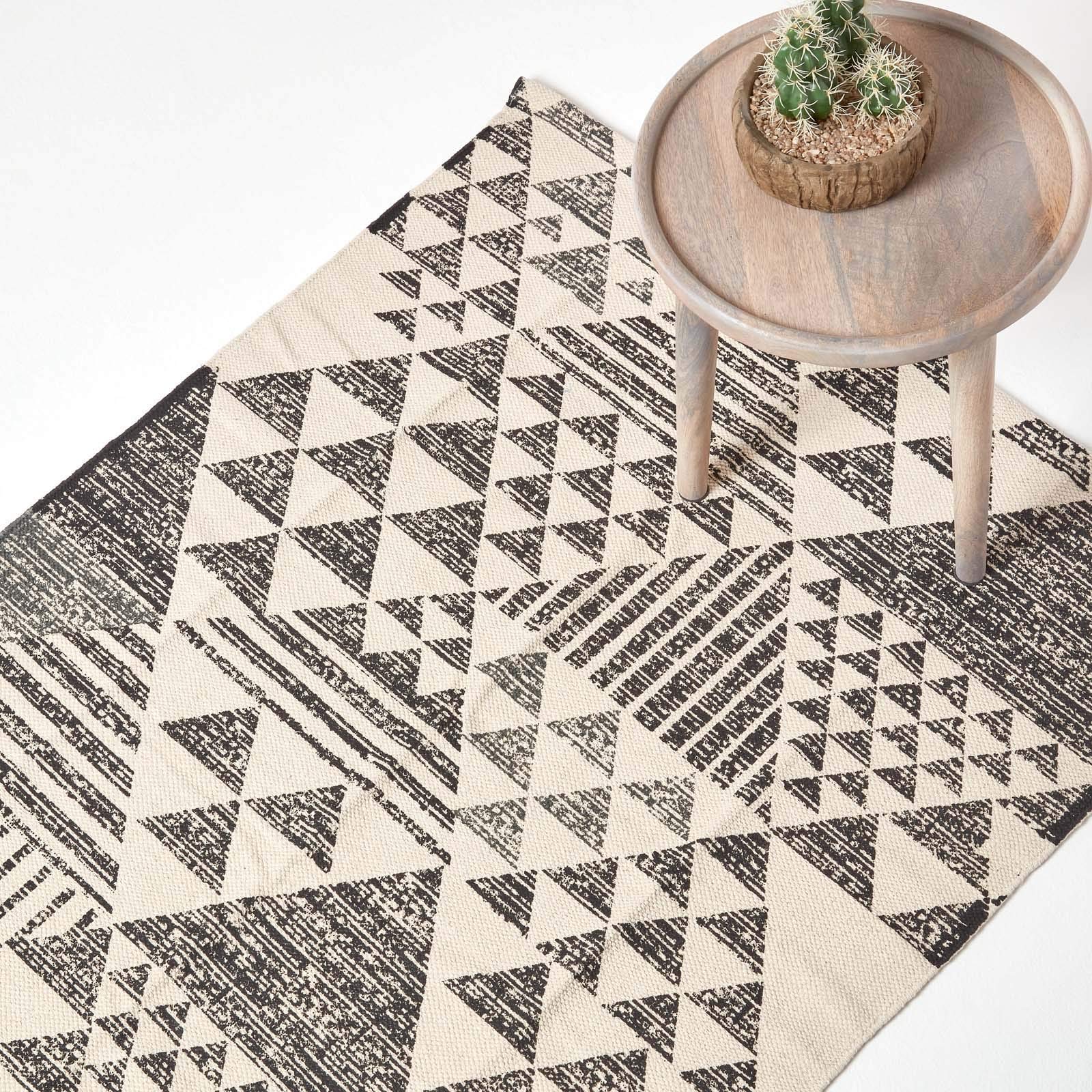 HOMESCAPES Geometric Printed Rug 'Delphi' Black & White 100% Cotton Rug, 90 x 150 cm