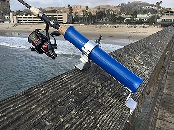 Amazon X Clusivegear Xg64シリーズ パイアロッドホルダー スピニングキャスティング 水平 垂直 木製レールドックマウント 調節可能なクランプ 軽量 ポータブル 簡単使用 工具不要 製造 米国製 ブルーカラー X Clusivegear 竿掛け ロッドホルダー