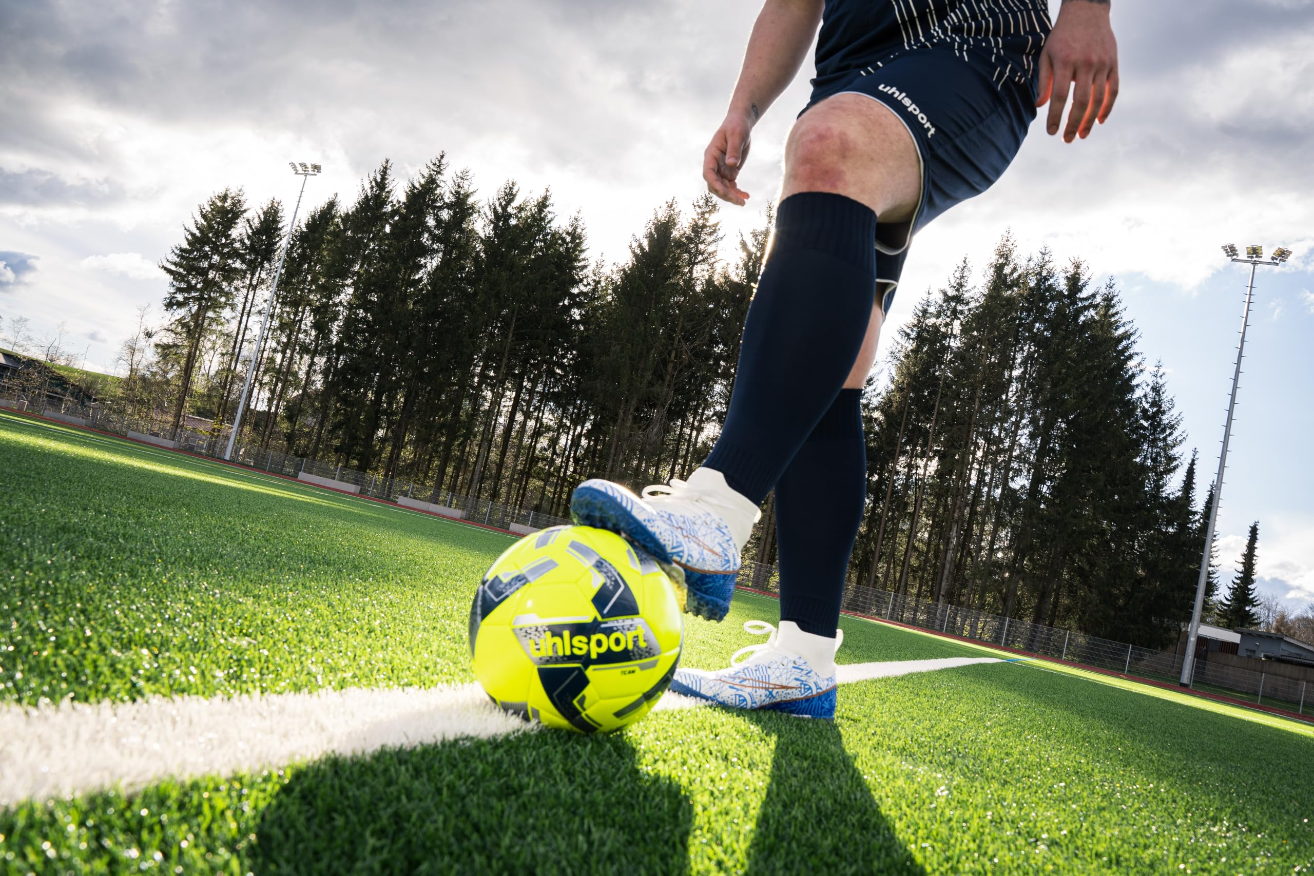 uhlsport Team Fußball, Fussball Spielball Trainingsball, Rasen, geeignet für den Amateur- und Profibereich, gelb/Silber - Größe 5 7