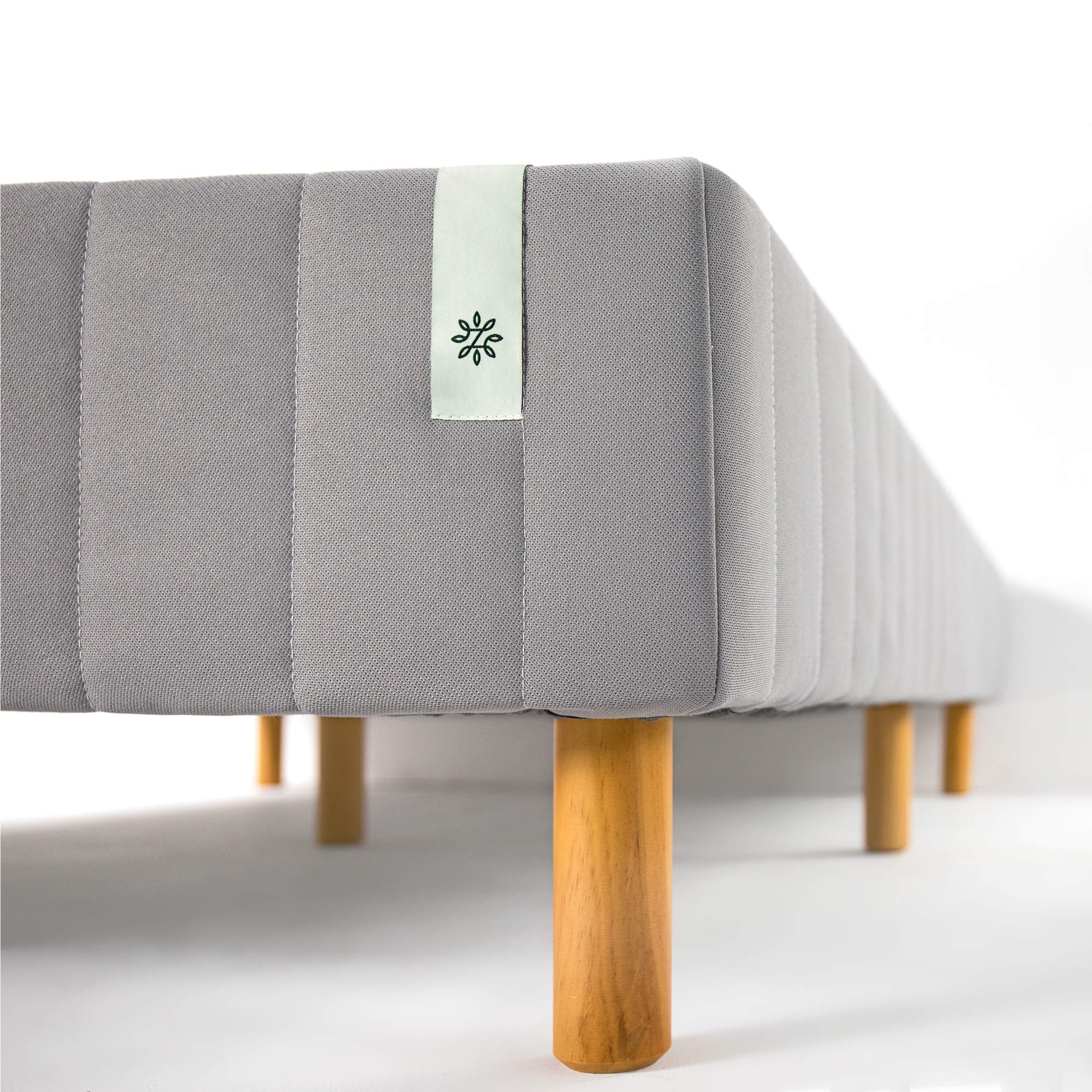 ZINUS GOOD DESIGN Award Winner Justina Metal Mattress Foundation / 16