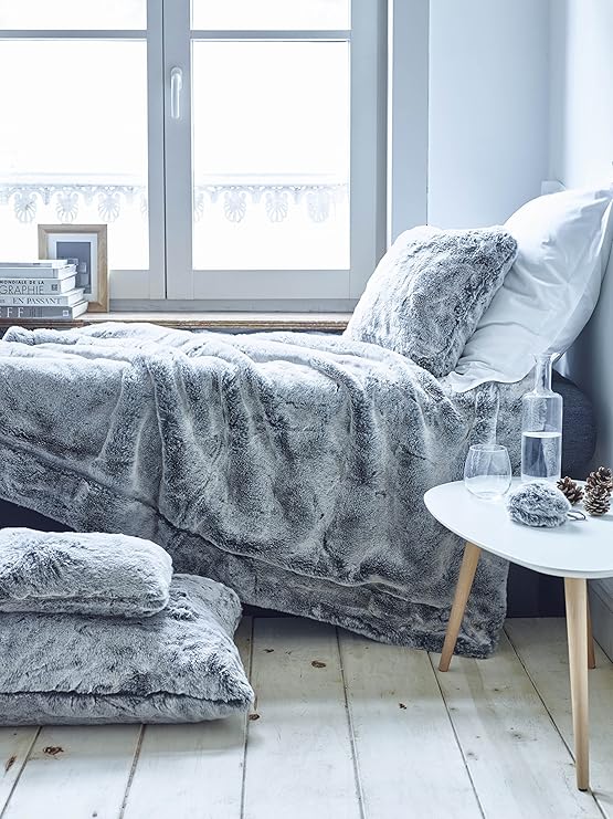 Sylvie Thiriez - Kissen / Pelzdecke Decke Bettüberwurf Kaninchen fake