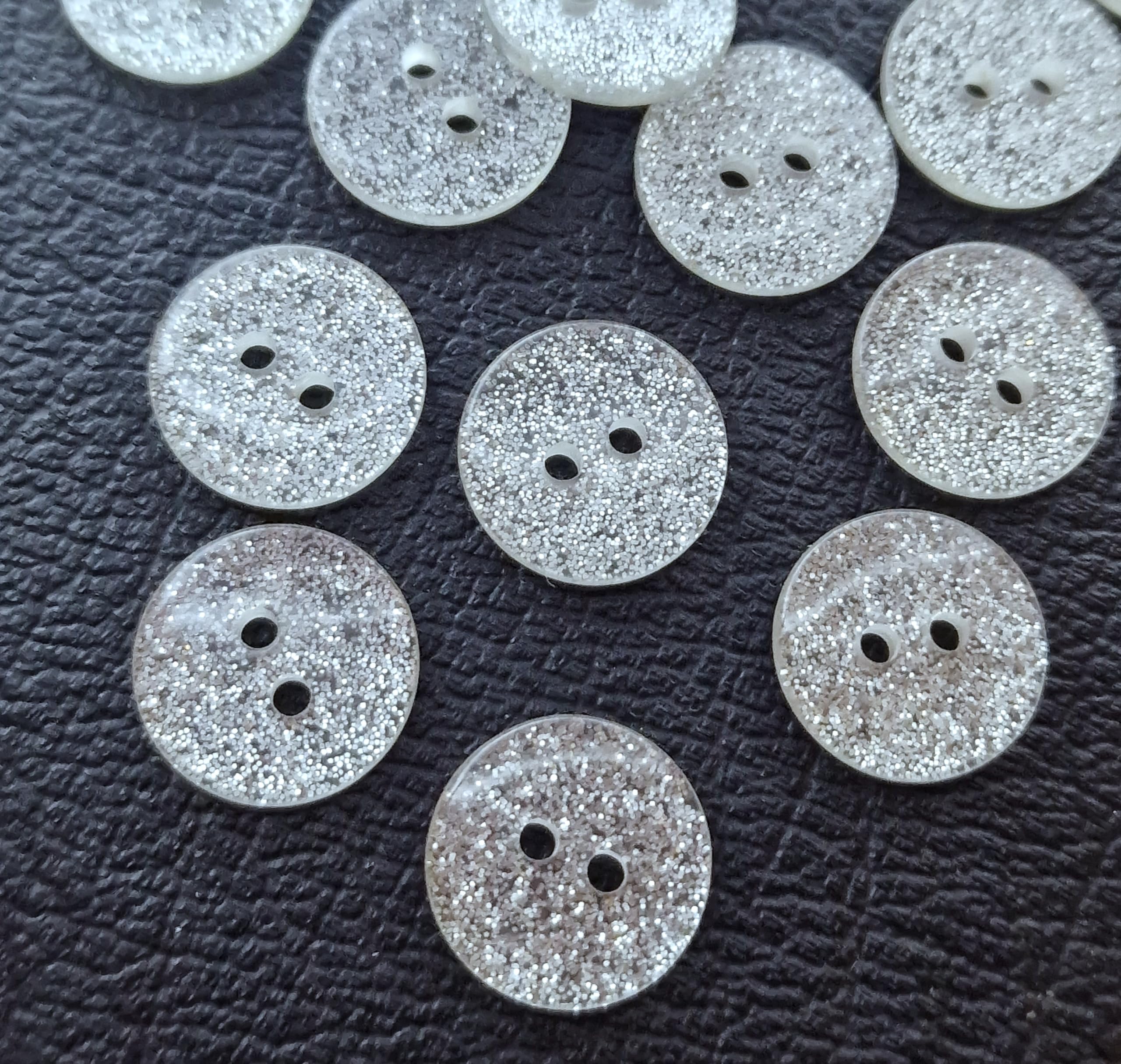 MajorCrafts® 50pcs 15mm Clear Silver Glitter 2 Holes Round Resin Sewing Buttons Arts and Crafts Embellishments