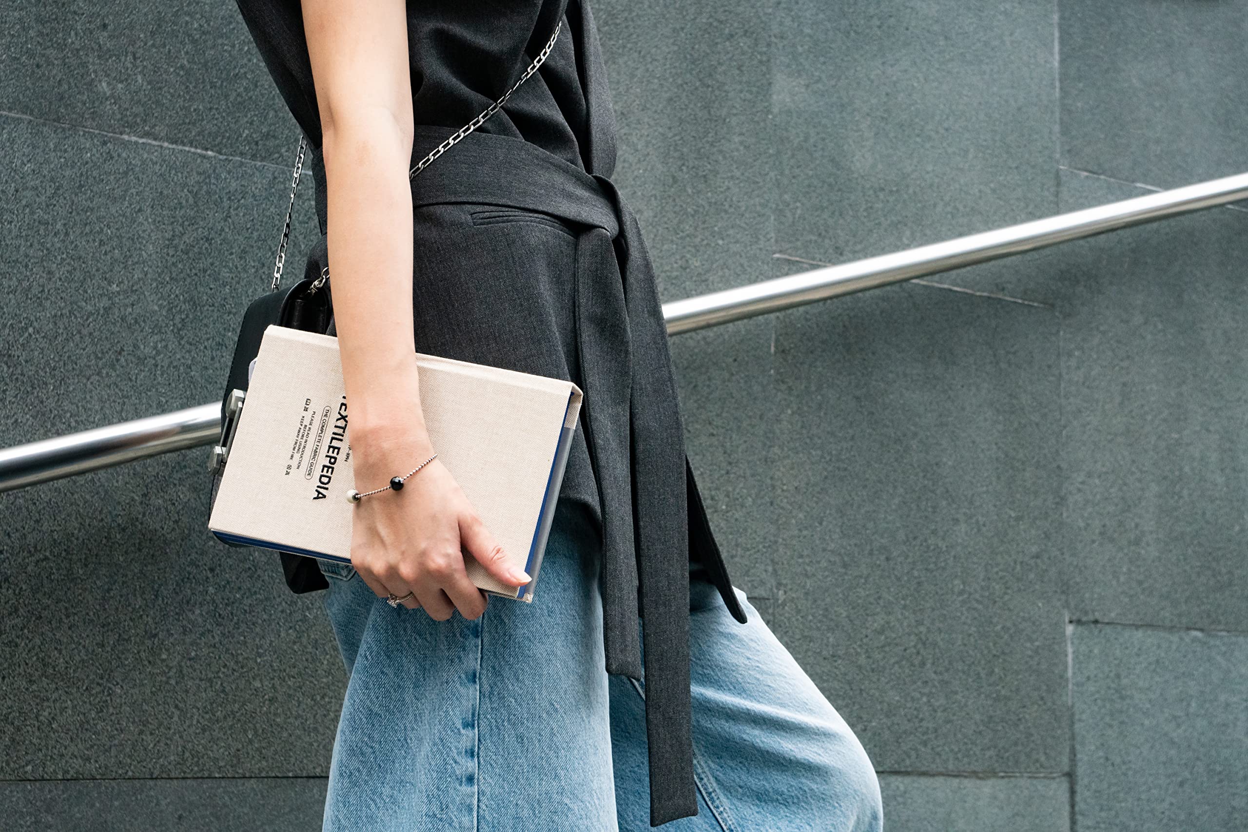 Textilepedia: The Complete Fabric Guide Textilepedia: The Complete Fabric Guide Hardcover