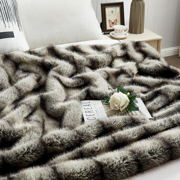 DREAMNINE PREMIUM LUXURY FUZZY ANIMAL SKIN FAUX FUR THROW BLANKET 50″ X 60″, HIGH-END REVERSIBLE COZY THICK WOLF FLUFFY FOX BLANKETS FOR COUCH, SOFT WARM GRAY BEAR FURRY BLANKET FOR WINTER, BLACK GREY