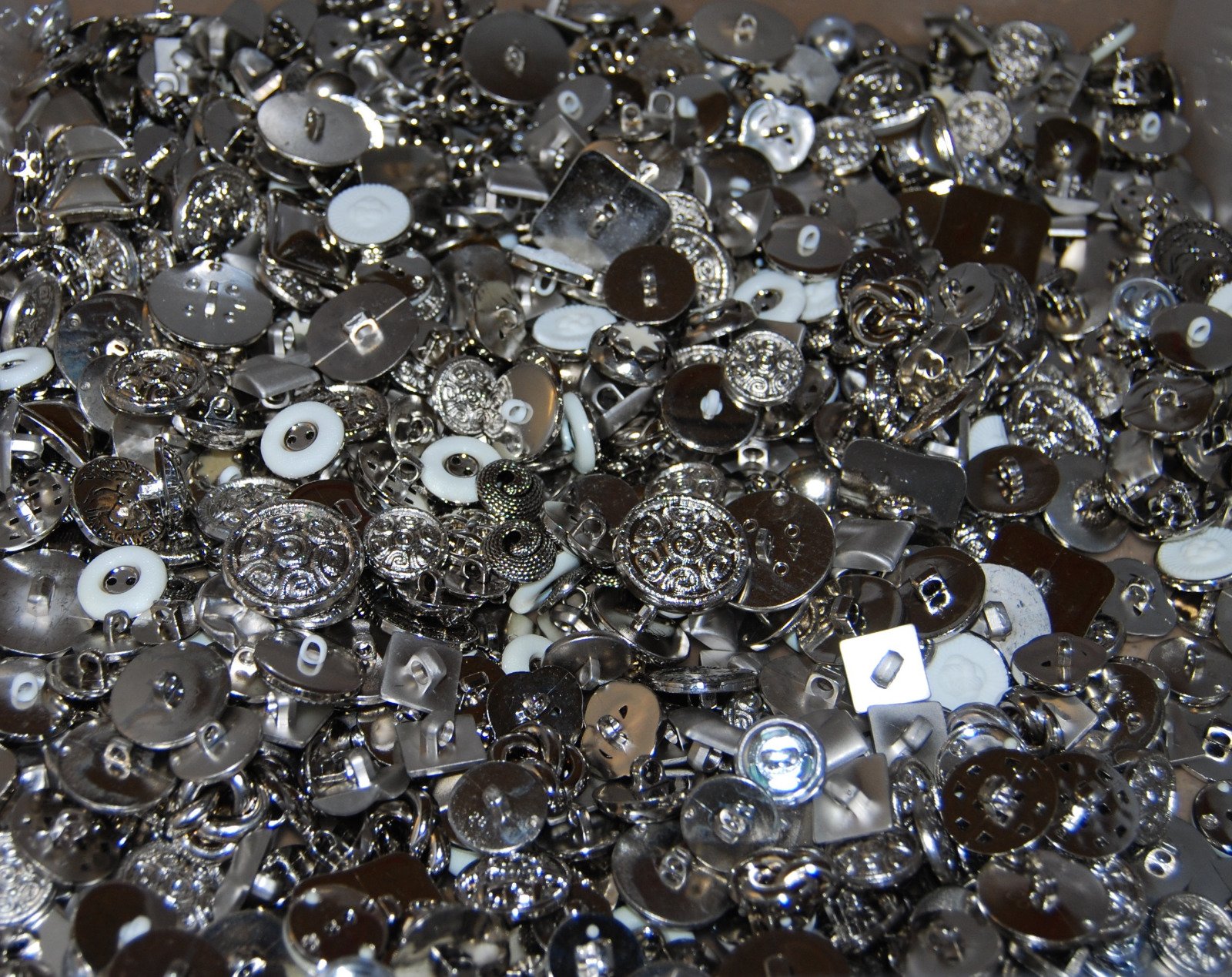 celloexpress Pack of 250g SHINY SILVER - Mixed Sizes of Shiny Silver Buttons for Sewing and Crafting