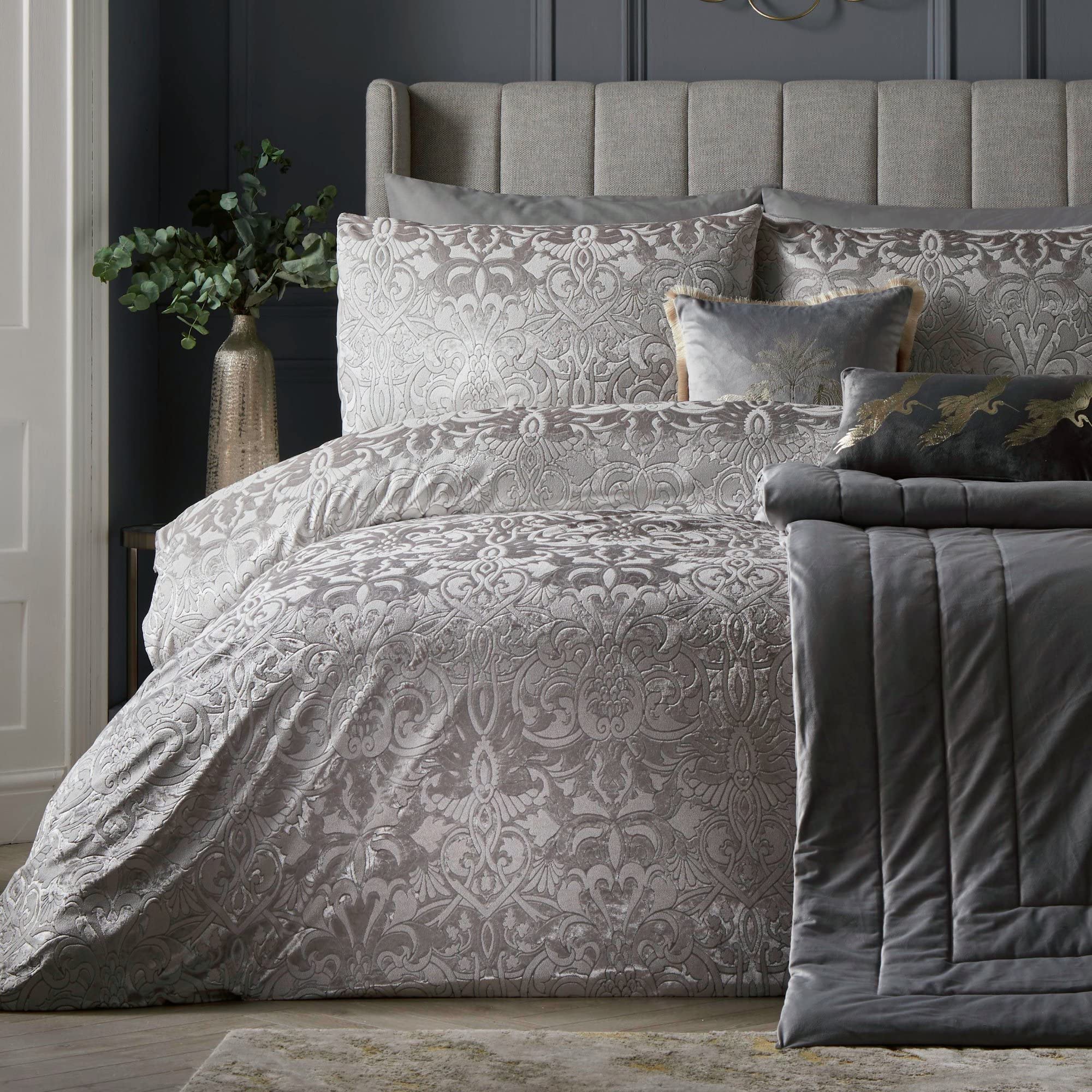 Laurence Llewelyn-Bowen Silver Damask Duvet Cover Set – Double Size (200 x 200cm) – Velvet Jacquard Bedding – 2 Pillowcases – Luxury Embossed Quilt Set