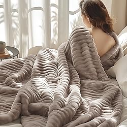 Bedsure GentleSoft Mocha Meringue Fleece Blanket