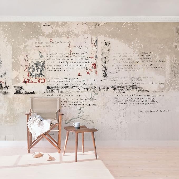 Apalis Betonoptik Vliestapete Alte Betonwand mit Bertolt Brecht Versen Breit | Vlies Tapete Wandtapete Wandbild Foto 3D Fotot