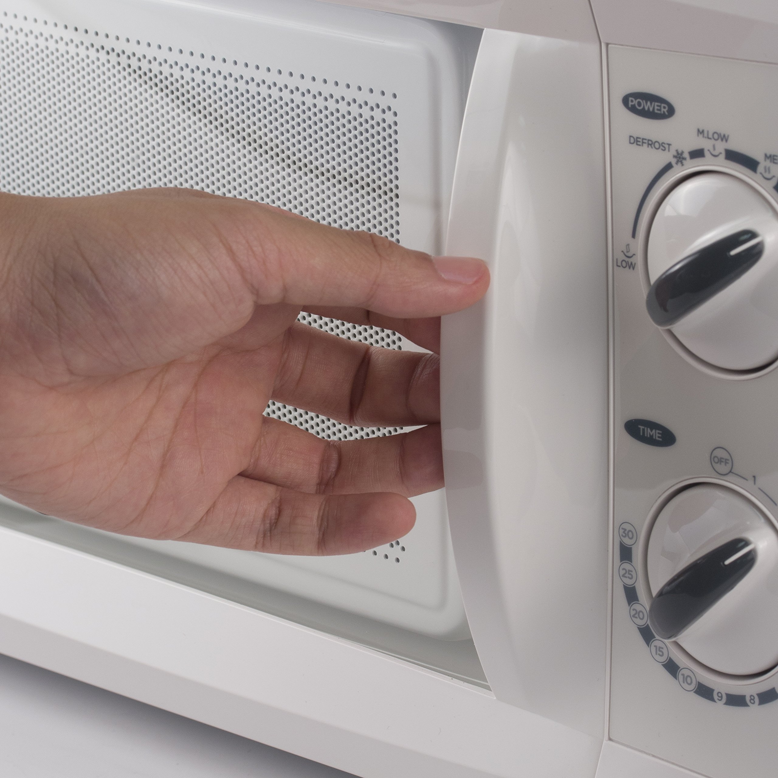 Westinghouse WCM660W 600 Watt Counter Top Rotary Microwave Oven, 0.6