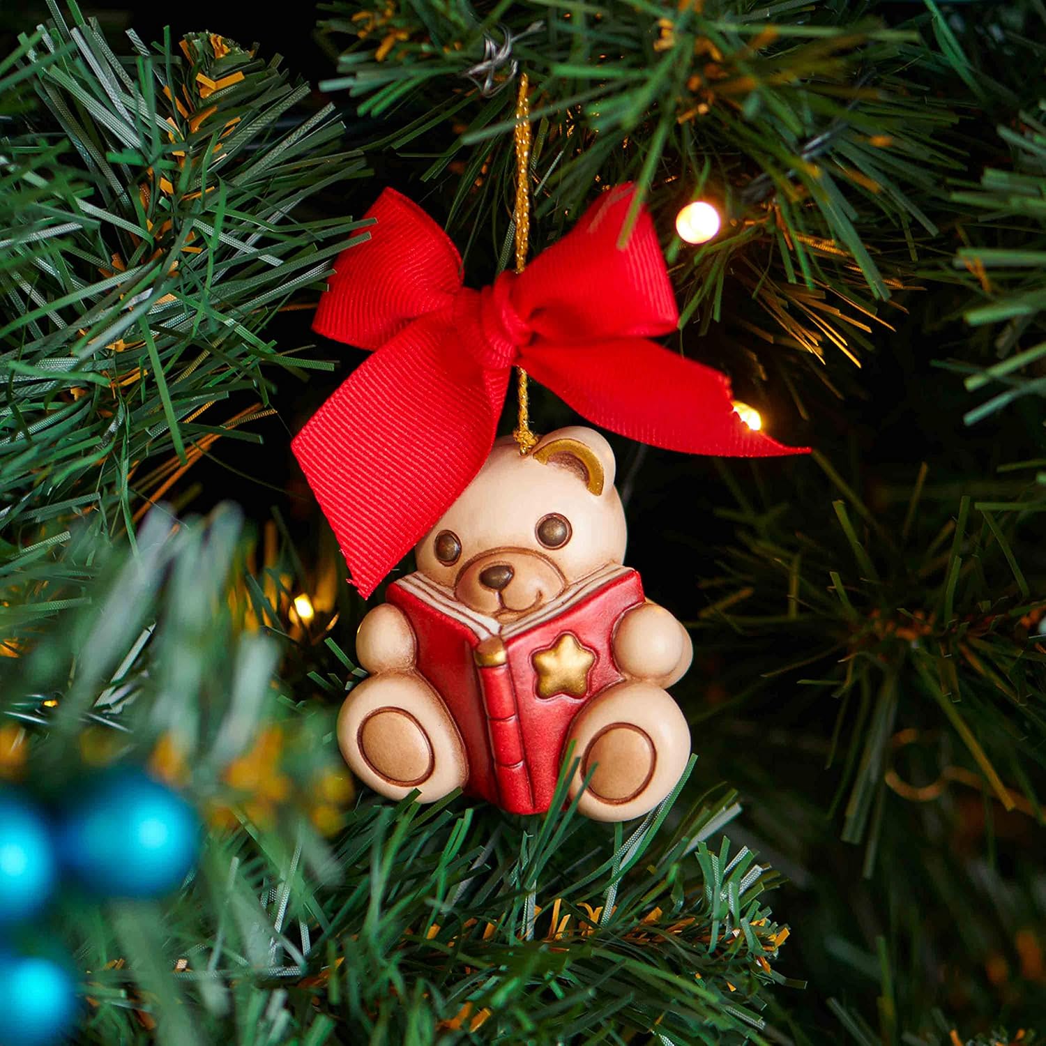 Albero Di Natale Con Addobbi Thun.Thun Addobbo Teddy Con Libro Per Albero Di Natale Formato Grande Ceramica Linea Preludio D Inverno 6x5 9x4 7 Cm Amazon It Casa E Cucina