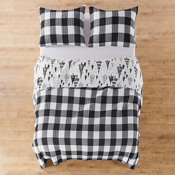 LEVTEX HOME MERRY & BRIGHT COLLECTION – NORTHERN STAR QUILT SET – KING/CAL KING QUILT (106X92IN.) + TWO KING PILLOW SHAMS (36X20IN.) – CHRISTMAS TREE – BLACK AND WHITE – REVERSIBLE