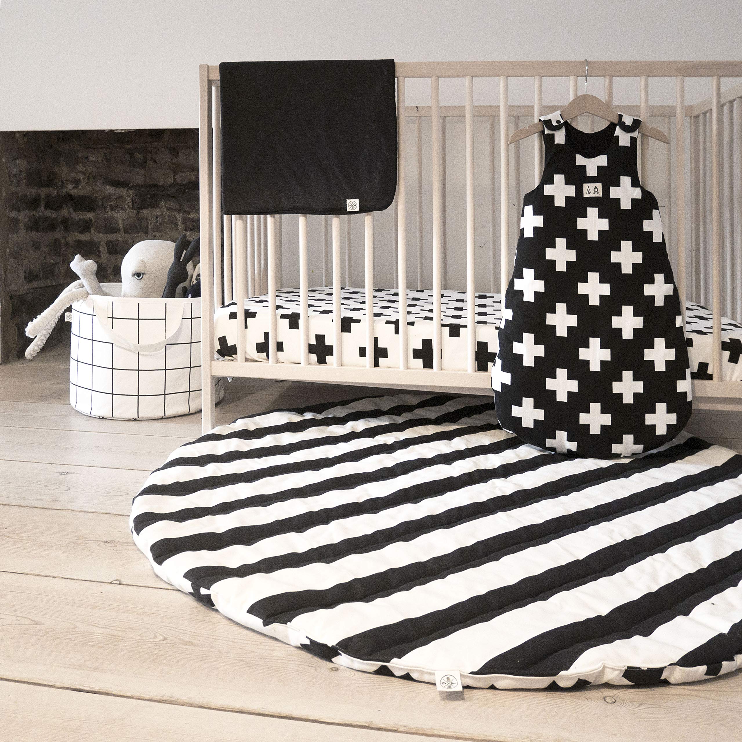 WILDFIRE Sleeping Bag in Black Cross Print Small