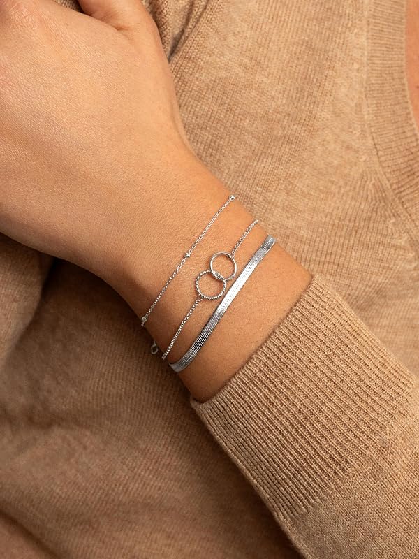 - Circles Twist Bracelet - Latão com acabamento banhado a ródio. Tamanho único para todos. Comprimento da corrente 19 cm. Joalharia Feminina