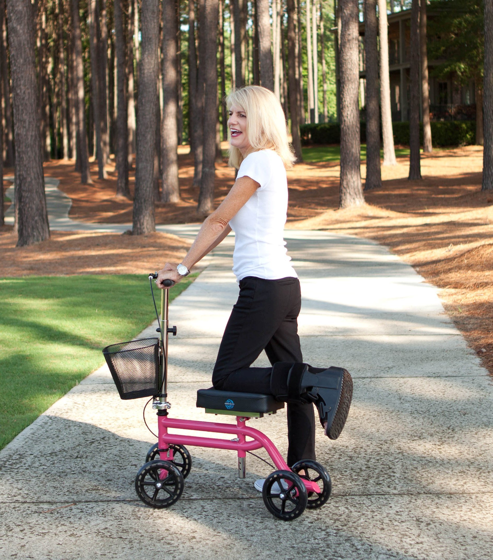 KneeRover Steerable Knee Scooter Knee Walker Crutch Alternative in HOT